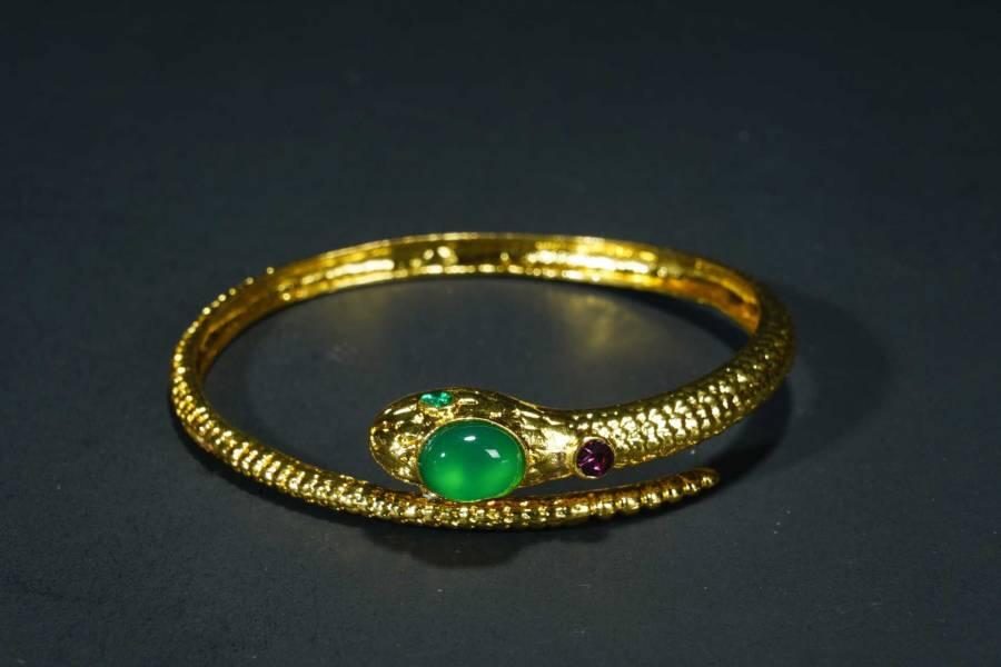 上海都达杂项专场十八（全场包邮） 天然镀金嵌绿玛瑙蛋面蛇形活口手镯 附鉴定证书