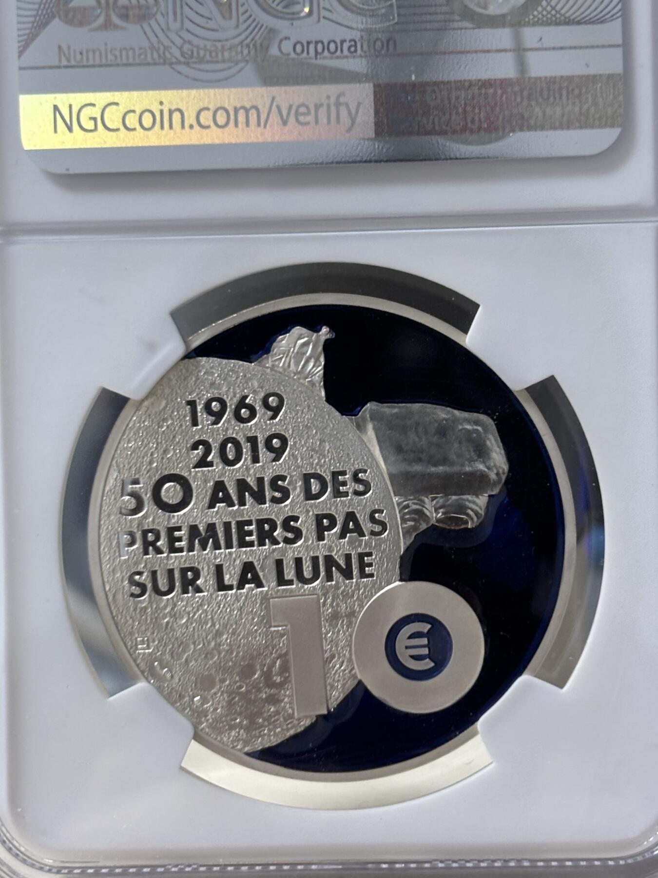 第190期拍卖 法国2019年人类登月50周年镶特殊物质银币NGC-PF70，900银+特殊彩色物质，17.3+17.9克，发行5000枚