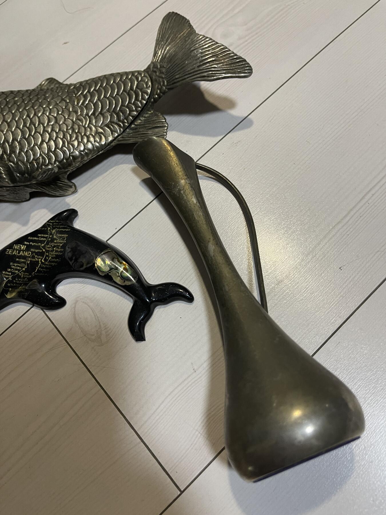 欧洲淘到摆件鱼形状金属名片查架子花瓶挂件一套出（可交换朝鲜苏联勋章奖章）