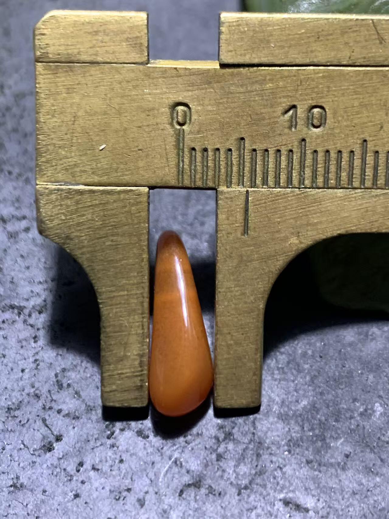 精美川料樱桃红南红玛瑙随形卡子一个，