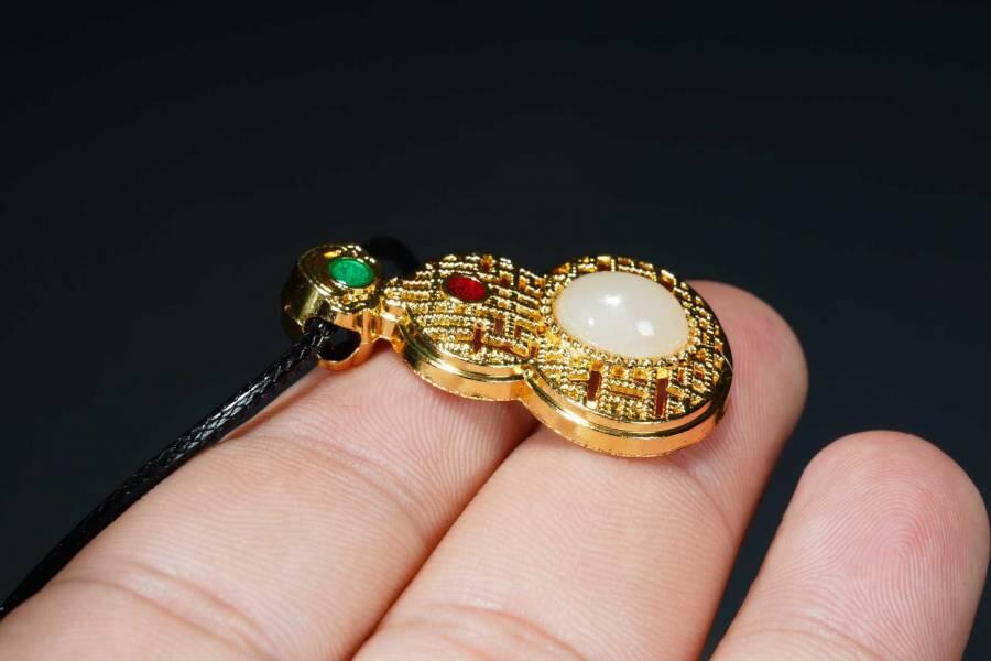 上海都达杂项专场十八（全场包邮） 天然镀金葫芦嵌和田玉蛋面挂件 附鉴定证书