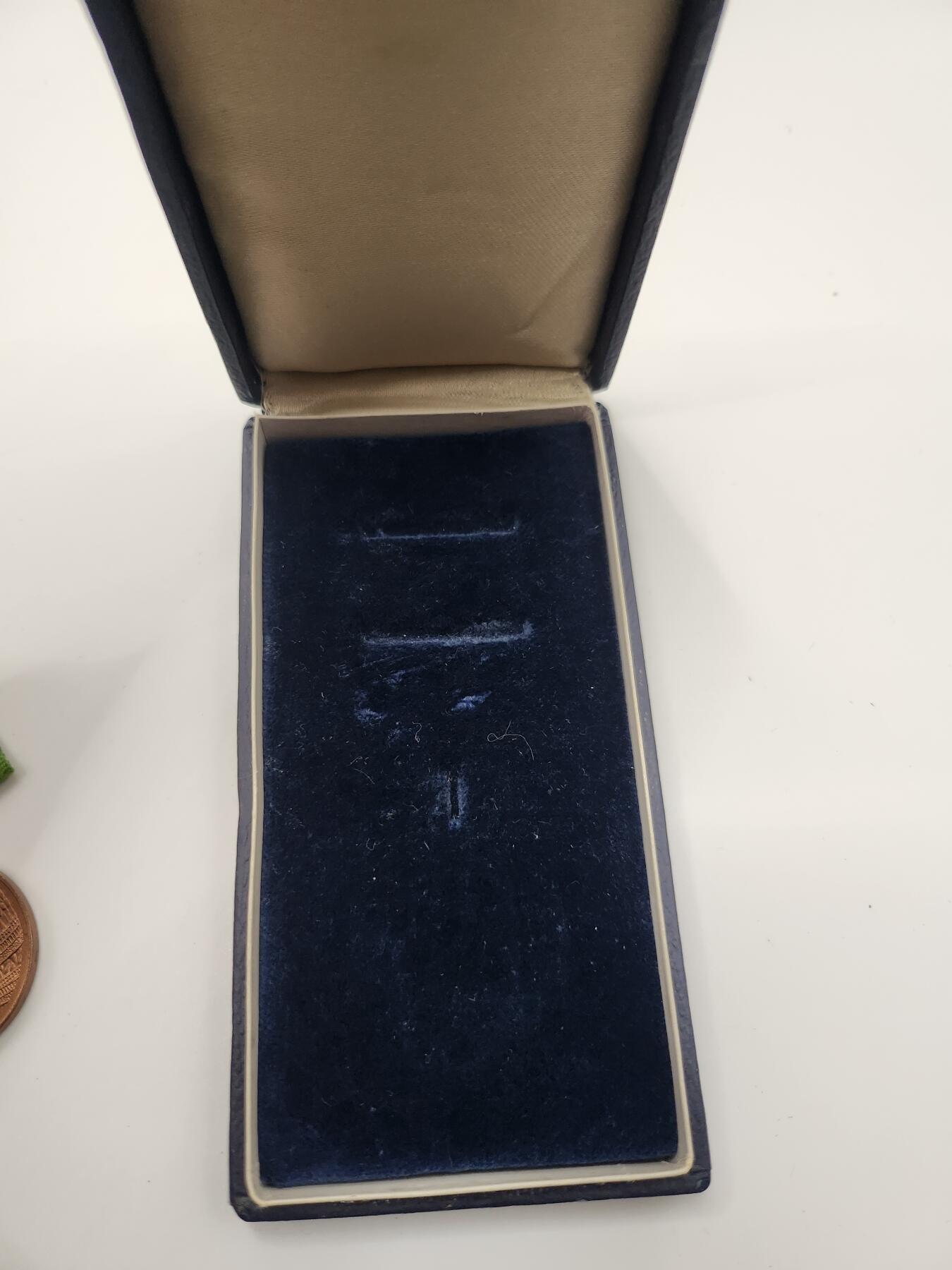 南水社第二次拍卖 民主德国 内务部忠诚服务奖章（铜级）带盒无略 品相如图