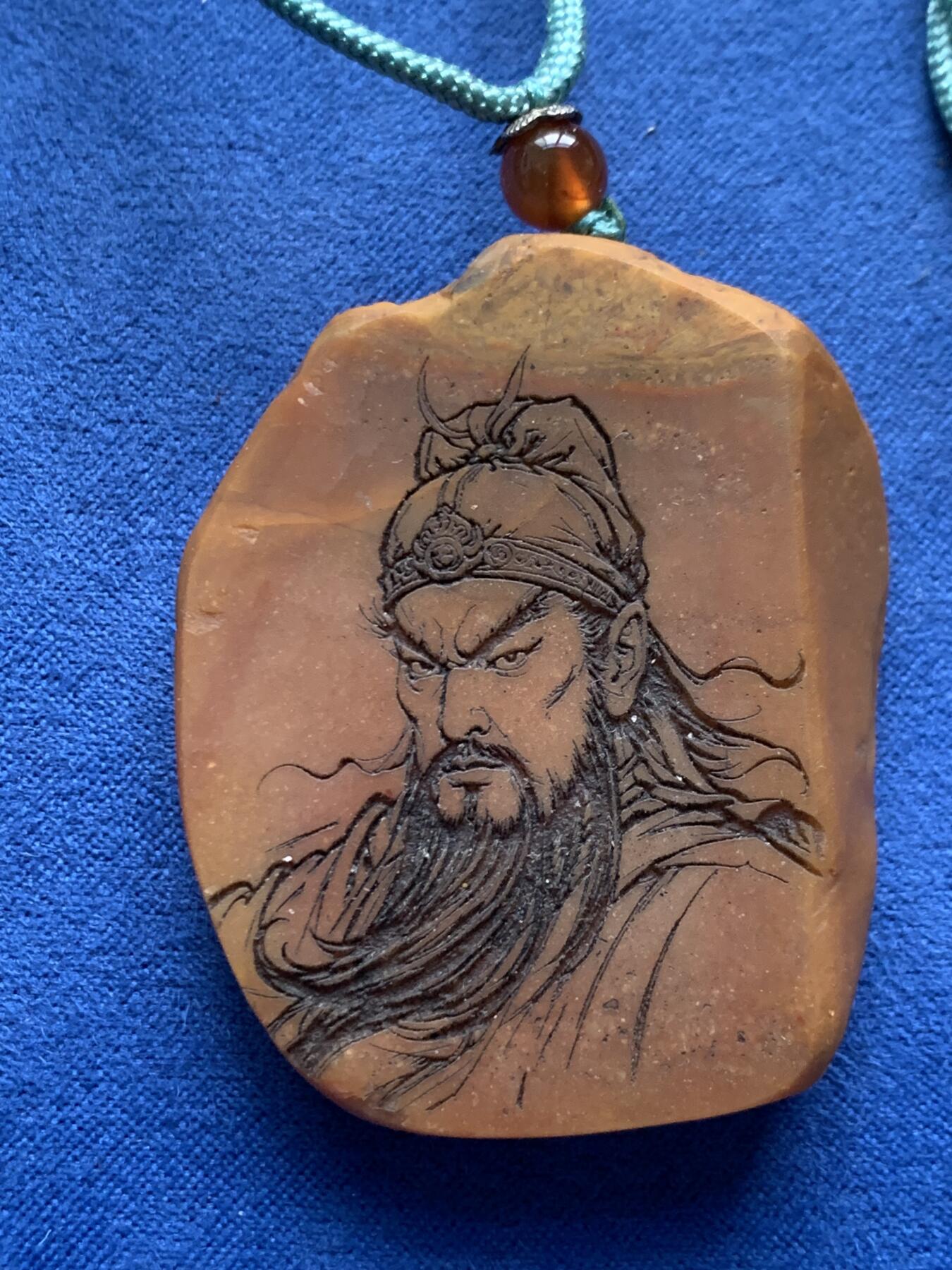 《竞宝斋》第463-465场 周日，周一，周二，3场连拍 （全场包邮）欢迎送拍 黄蜡石石雕·关羽 挂件，也可去绳做手把件，带绳重34.9克。佛教中，供奉关羽的偏殿是主财位，原石切面打磨，关羽的神态，飘逸的胡须刻画细腻