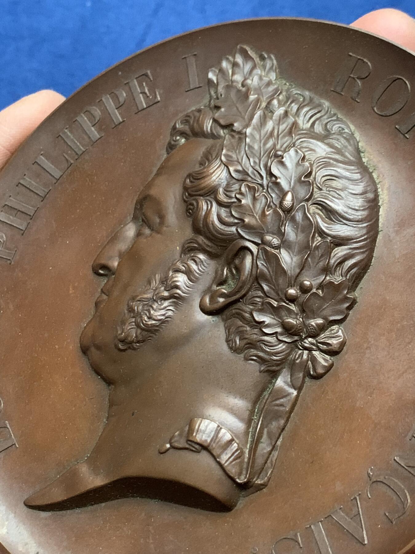 《竞宝斋》第463-465场 周日，周一，周二，3场连拍 （全场包邮）欢迎送拍 1842年法国波旁复辟时期路易-腓力一世铁路法确立纪念超大铜章 带原配木盒保存 过手最大的冲压章  实物非常震撼 品相保存极好 值得收藏 581.2克 111mm 船首铜标