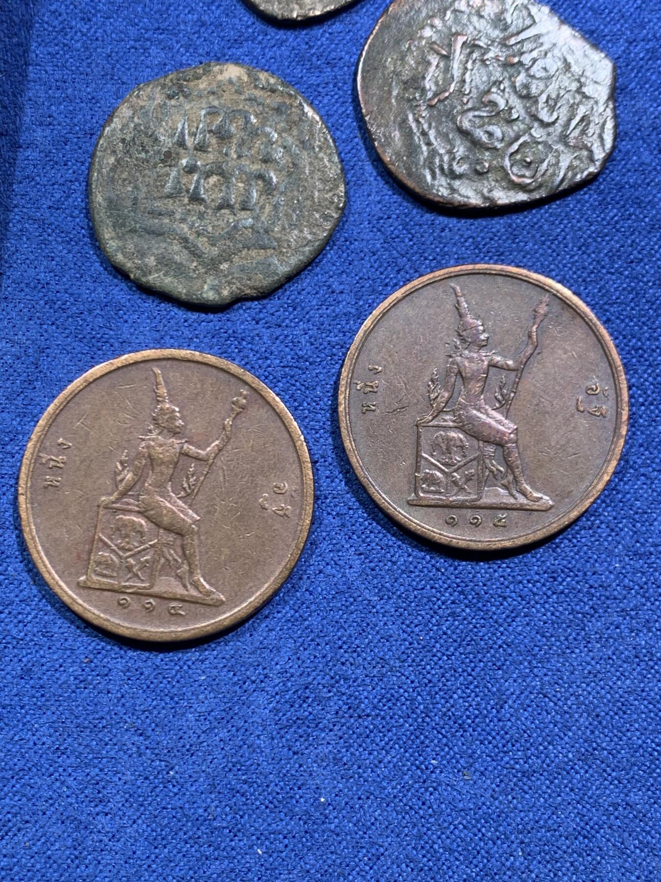 《竞宝斋》第463-465场 周日，周一，周二，3场连拍 （全场包邮）欢迎送拍 五枚一组 中世纪埃及阿尤布王朝八芒星法鲁斯铜币3枚和泰国1896年拉玛五世1阿特铜币2枚，日本藏家旧藏，比较少见的品种，整体保存不错。