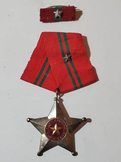 韵星假日军品类拍卖第三十九期暨默多克中校夫妇专场 -- Rimey Holidays Militaria Auction 39 & The Modoks Collection  - 越南民主共和国（北越）越战战时三级战功勋章带略 早期白铜镀银版本 厚重 非后期铝制作 白铜战功数量很少