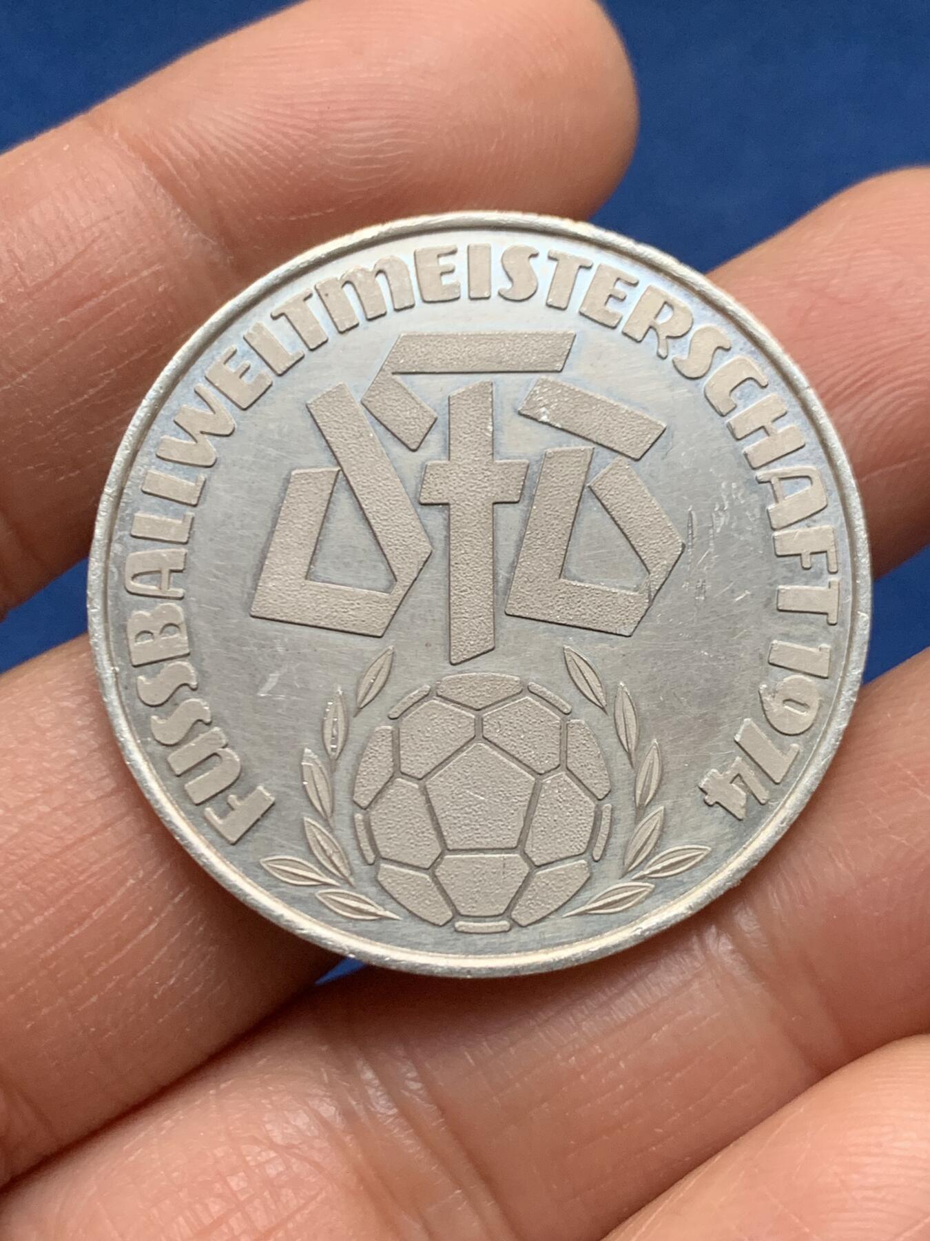 《竞宝斋》第463-465场 周日，周一，周二，3场连拍 （全场包邮）欢迎送拍 德国1974年世界杯银章 重15.3g 纯银 有银标