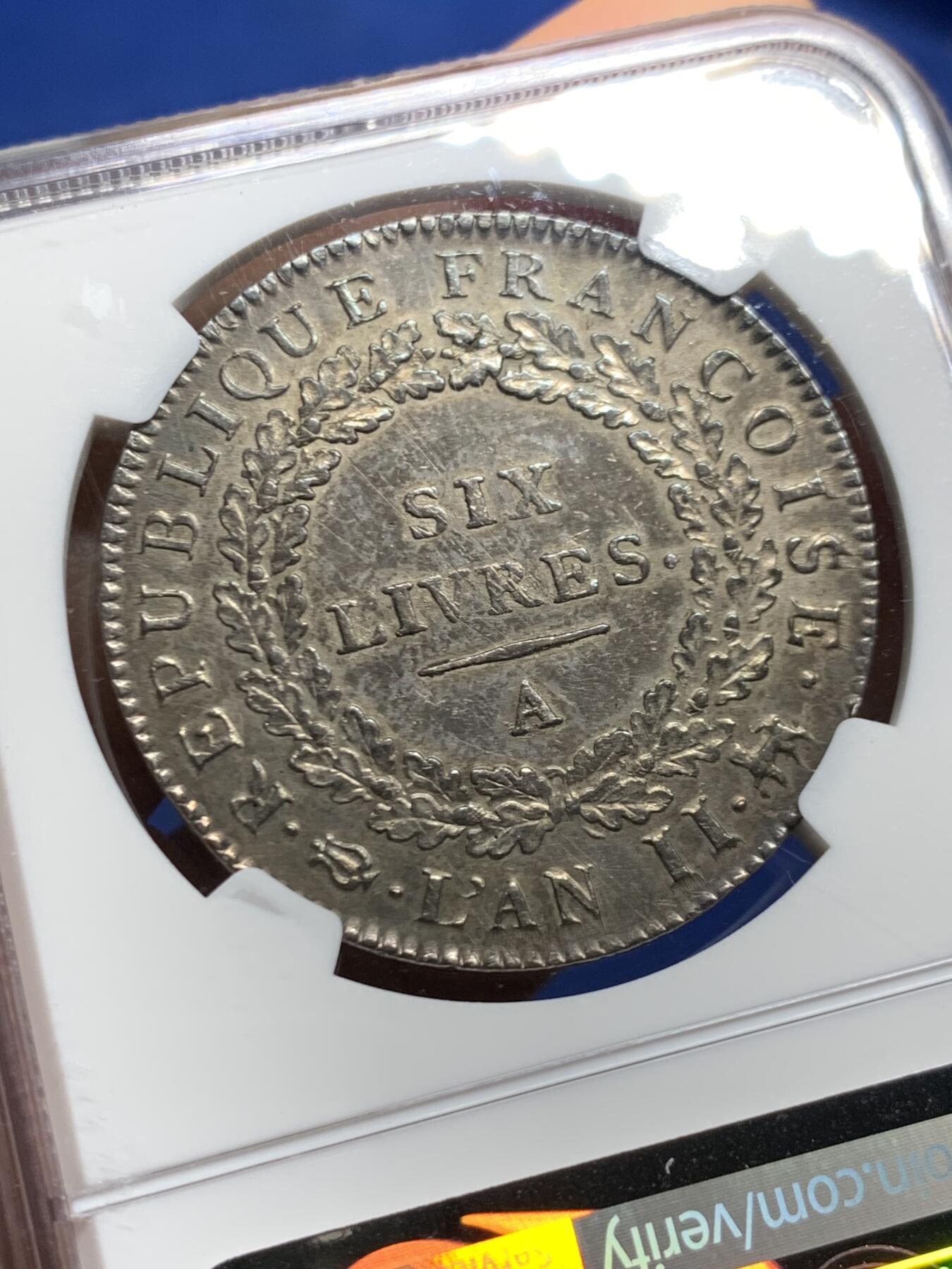 《竞宝斋》第463-465场 周日，周一，周二，3场连拍 （全场包邮）欢迎送拍 热门品种 NGC AU 法国国民公会时期1793年6里弗尔，天使埃居，品相好打制清晰，几乎没有流通磨损，状态很自然。铸造于国民公会时期(1792年9月21日-1795年10月26日)，持续时间很短，留存好品很少，此时路易十六已被斩首，因此正面由站立天使取代路易十六的头像，1793年为共和二年ANlI。天使顶上有一小凹，细节见图。