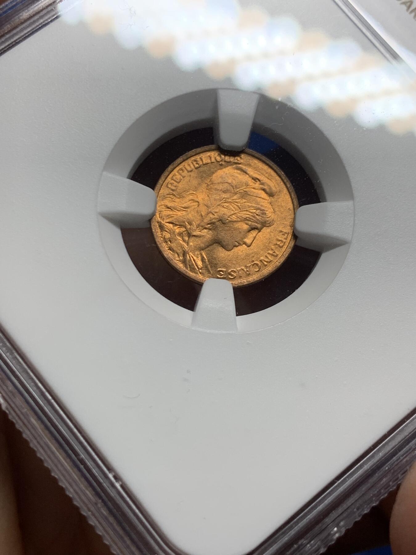 《竞宝斋》第463-465场 周日，周一，周二，3场连拍 （全场包邮）欢迎送拍 NGC MS65RB 法国1908年玛丽安娜头像1生丁铜币，来自拍行的小批量库存，百年来未留下丝毫被岁月侵蚀的痕迹，没有理由的RB，送pc的全给了red，分数也大有低估。