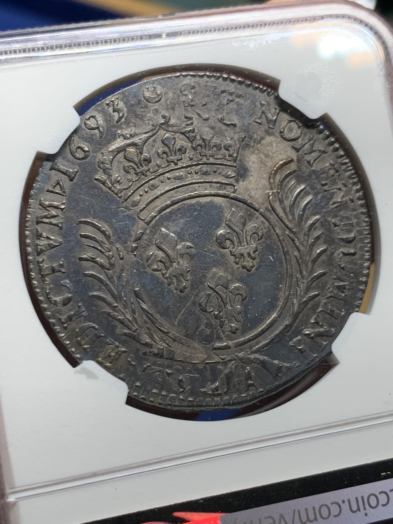 《竞宝斋》第463-465场 周日，周一，周二，3场连拍 （全场包邮）欢迎送拍 NGC AU 法国1693年太阳王路易十四埃居 少见好品棕榈叶版本 正反面打制都不错 发丝清晰可见几乎没有流通磨损 原味好状态黑包浆 人物立体 整体状态很好