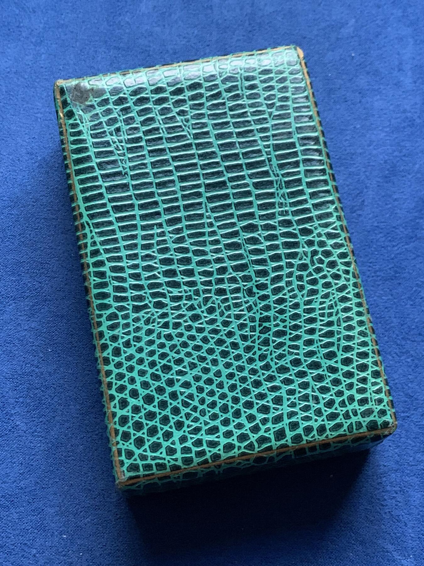 《竞宝斋》第463-465场 周日，周一，周二，3场连拍 （全场包邮）欢迎送拍 大版法国唯美少女铜章 新艺术时期浪漫主义清凉章 巴黎铸币厂铸造为1975年法国古董汽车俱乐部Tacot'sClubGascon纪念发行。呈现了一幅优雅而浪漫的艺术场景，描绘一位女性与天鹅的互动，女性形象充满古典美感，背景细节刻画精致，天鹅象征纯洁与优雅，整体充满艺术气息。 243g，100x61mm