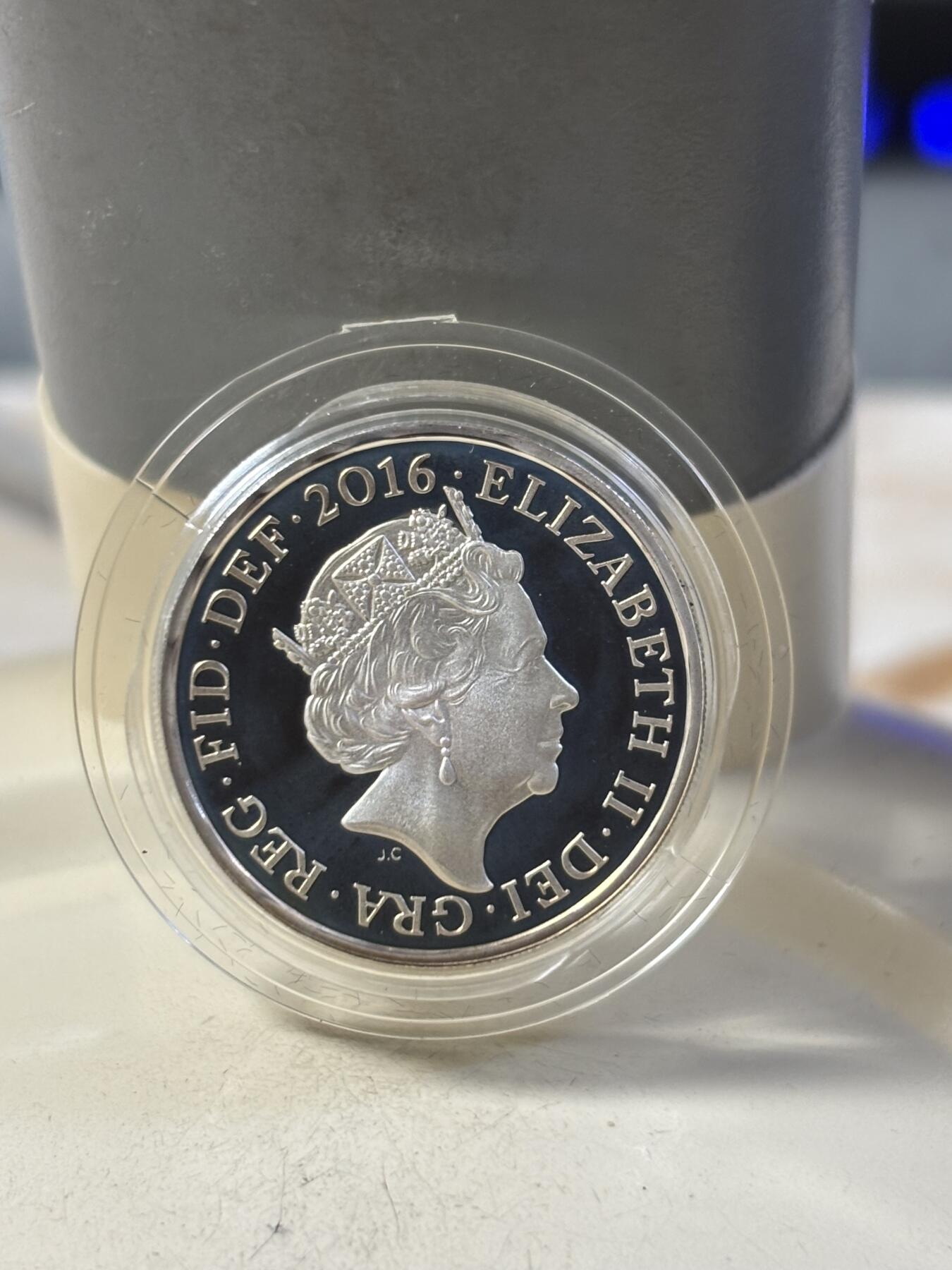 第190期拍卖 英国2016年1英镑系列最后一枚精制纪念银币，9.5克，发行7500枚，有氧化