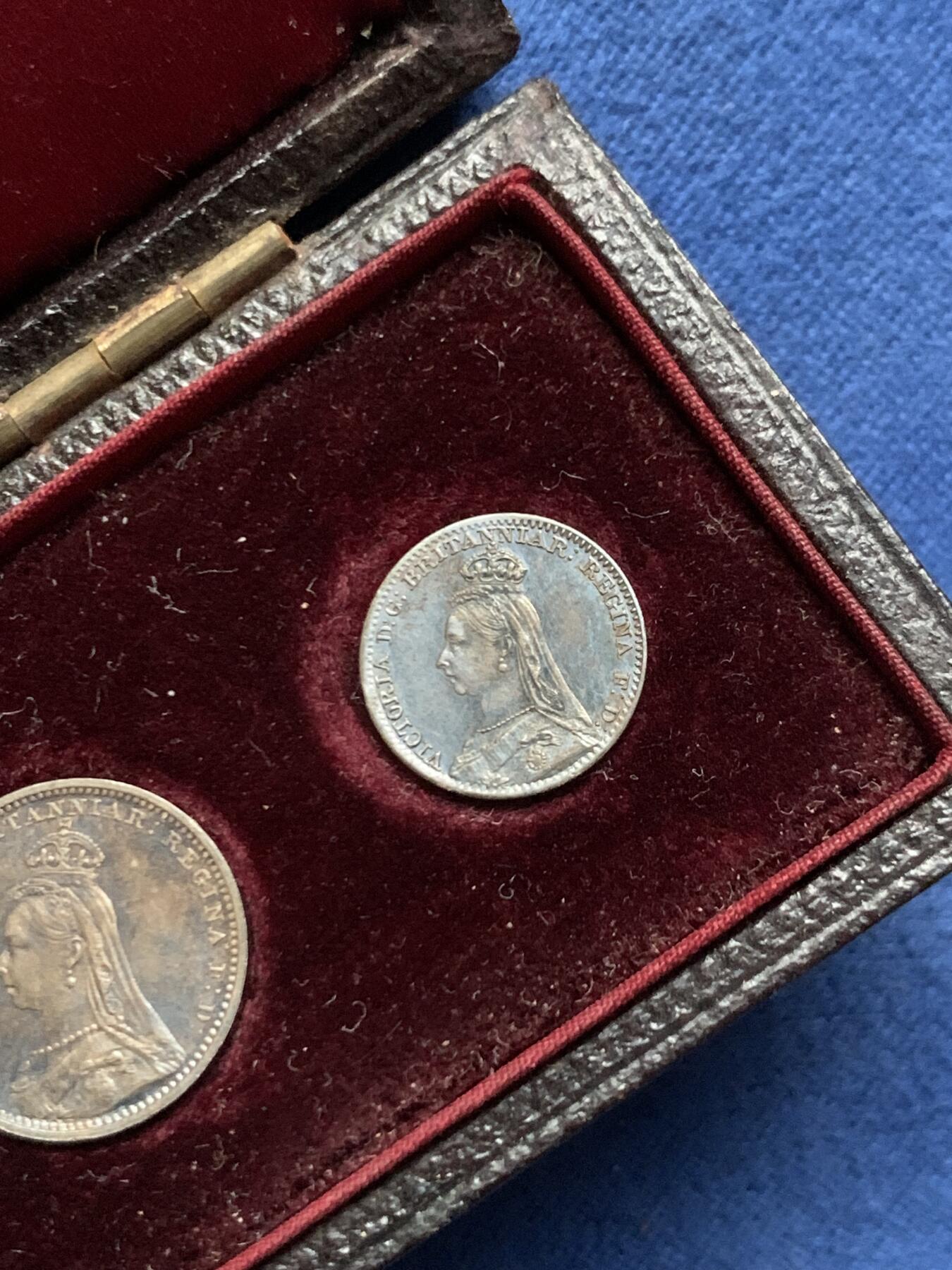 《竞宝斋》第463-465场 周日，周一，周二，3场连拍 （全场包邮）欢迎送拍 英国1891年维多利亚女皇高冠濯足节套币，状态很美，包浆漂亮，带原始盒