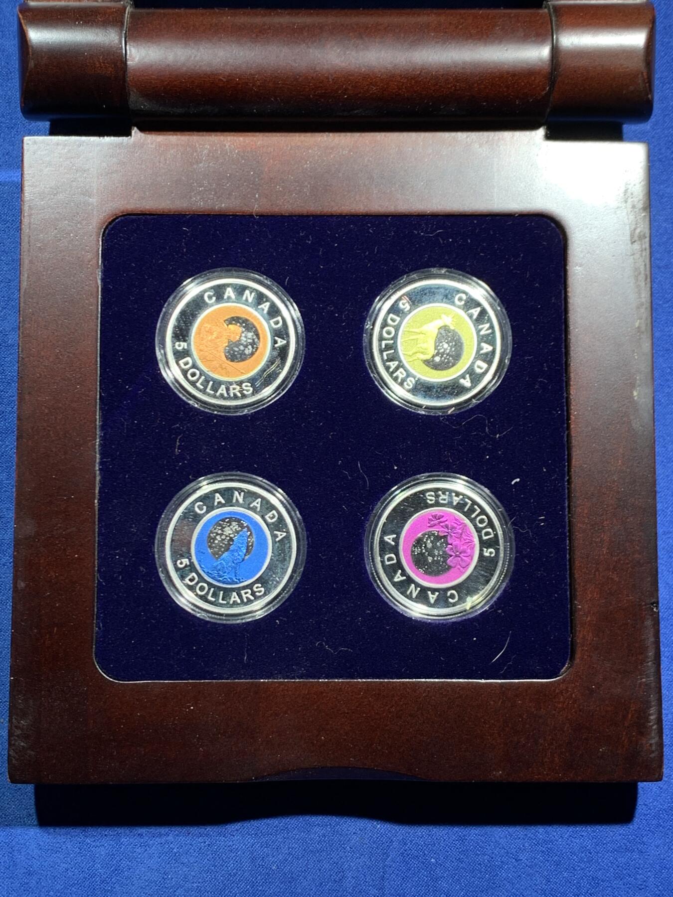 《竞宝斋》第463-465场 周日，周一，周二，3场连拍 （全场包邮）欢迎送拍 加拿大2021年5元X4精制彩色银币套 天空中的日历-雄鹿月（七月）粉色月（四月）猎人月（十月）狼月（一月） 8.5克X4枚 925银 发行量：7千5百 盒证全