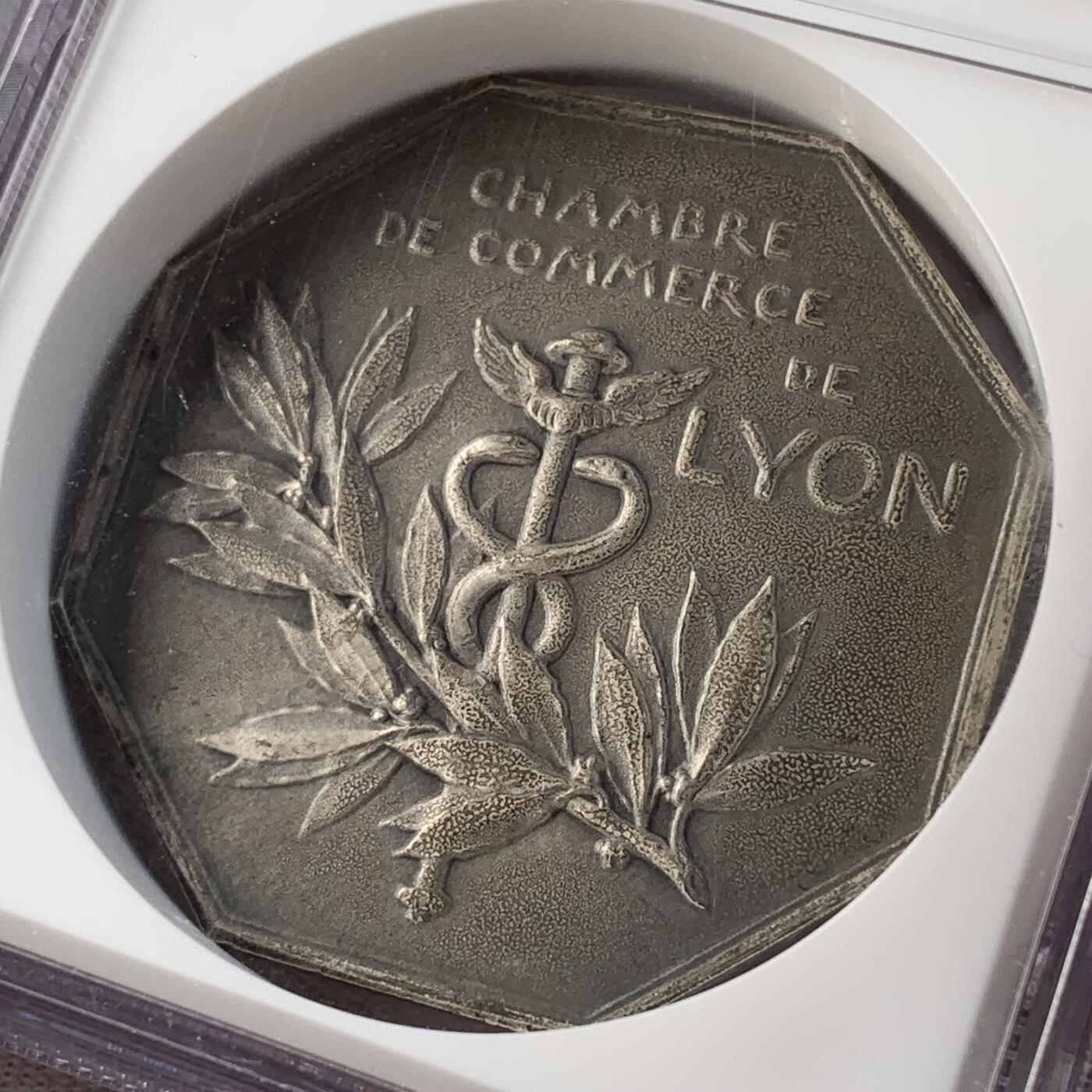 掌中浮雕-藏着的欧洲第052场 NGC MS64 : 法国里昂商会八角银章，对边42mm