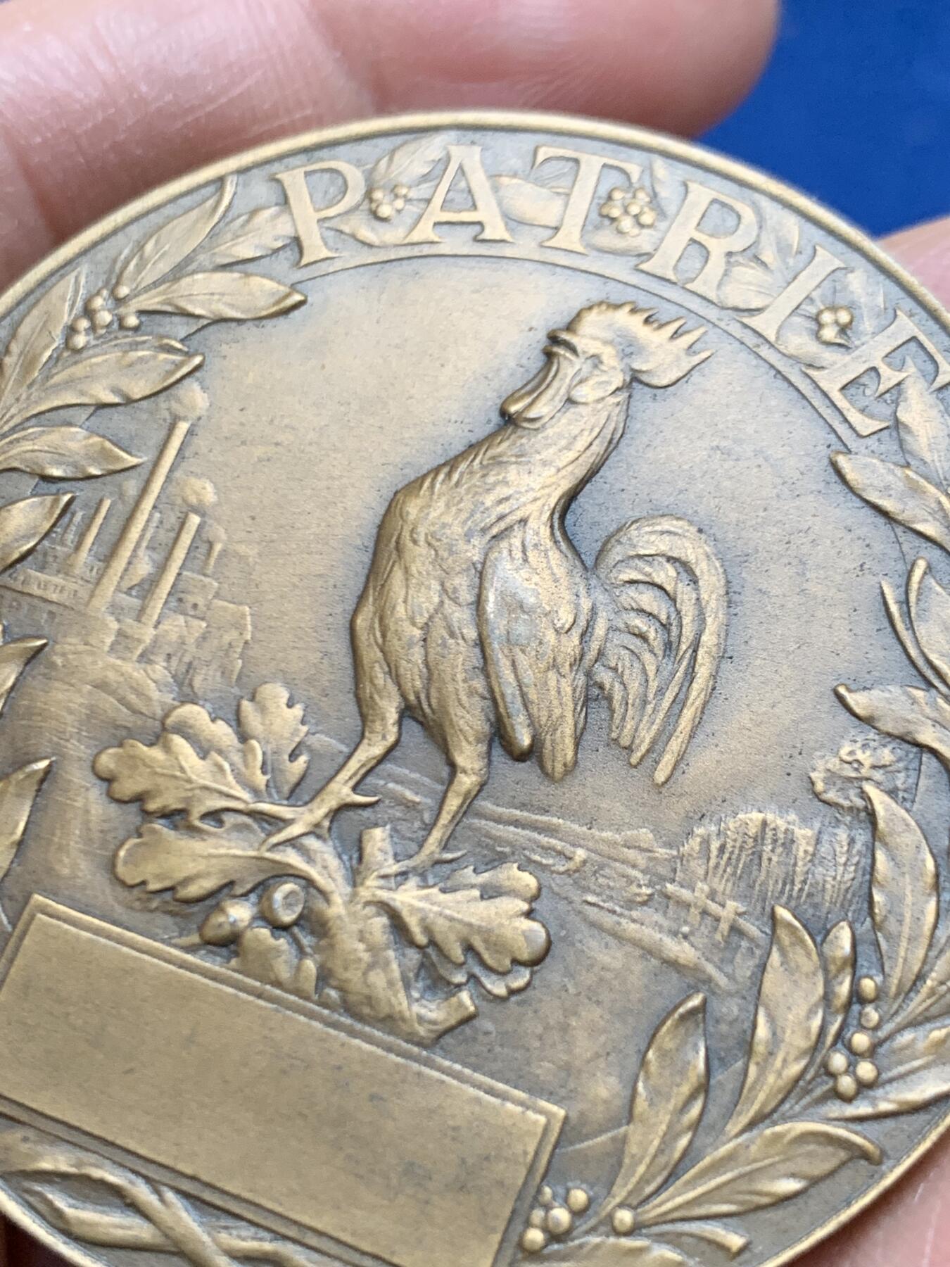 《竞宝斋》第463-465场 周日，周一，周二，3场连拍 （全场包邮）欢迎送拍 法国艺术大章一战1915年女神坐像高卢雄鸡高浮雕大铜章，品相佳。直径：49.3mm，重量：65.9g。