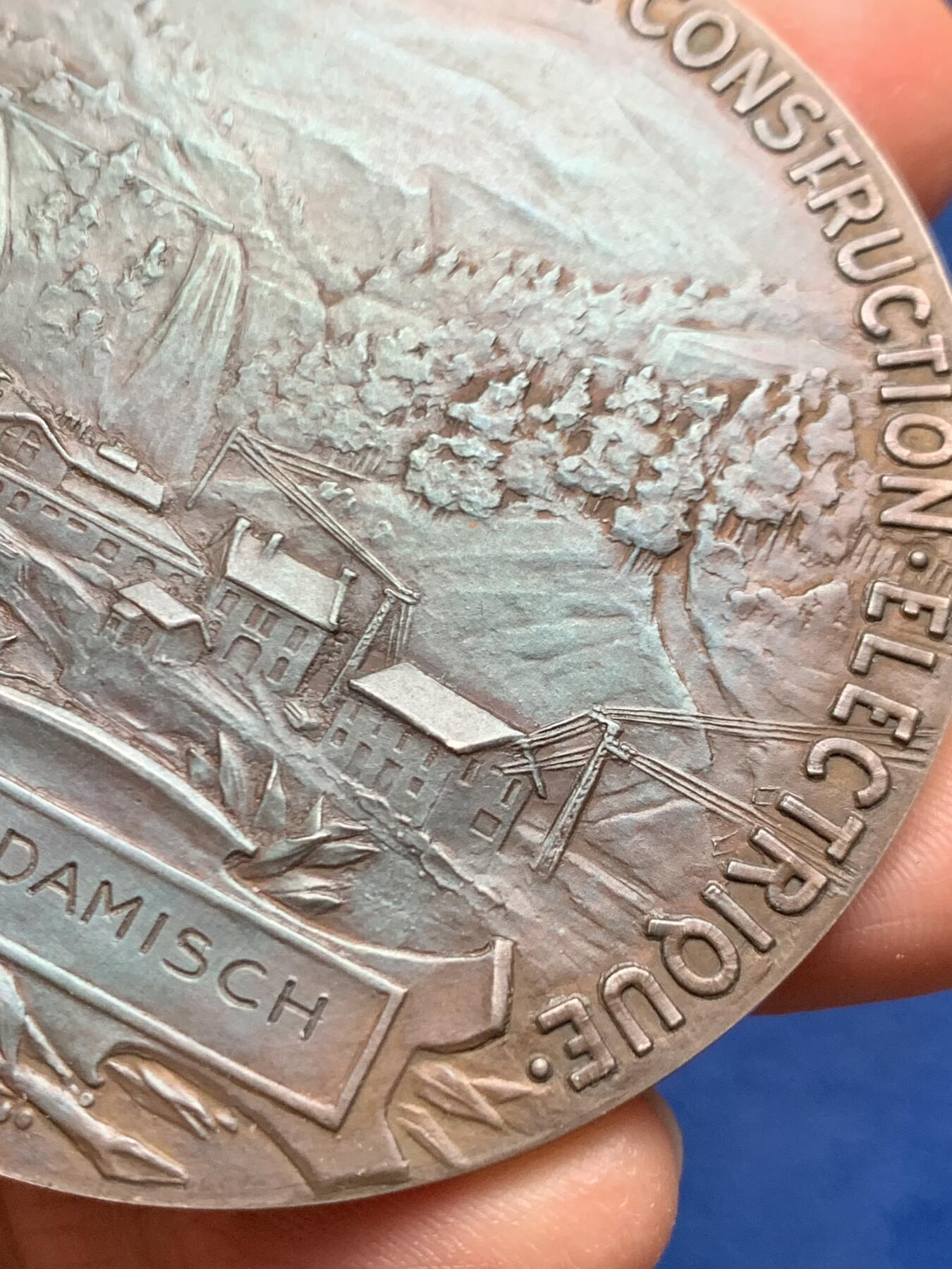 《竞宝斋》第463-465场 周日，周一，周二，3场连拍 （全场包邮）欢迎送拍 法国大银章清凉女神奖，新艺术大师-炫妻狂魔皮列CH.Pillet作品，此章上的女神还是以他老婆为原型。女神从云端向人间挥洒闪电，寓意电力带来光明，背面雕刻是通上电的小山村景色，边铭丰饶角2argent，直径67.2mm，重量99g。