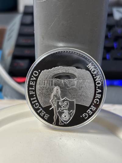 第190期拍卖 - 荷兰2023年杜卡特城堡系列城堡纪念银章，837银，28.25克，发行2000枚，盒子有压痕