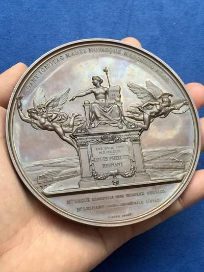 《竞宝斋》第463-465场 周日，周一，周二，3场连拍 （全场包邮）欢迎送拍 - 1842年法国波旁复辟时期路易-腓力一世铁路法确立纪念超大铜章 带原配木盒保存 过手最大的冲压章  实物非常震撼 品相保存极好 值得收藏 581.2克 111mm 船首铜标