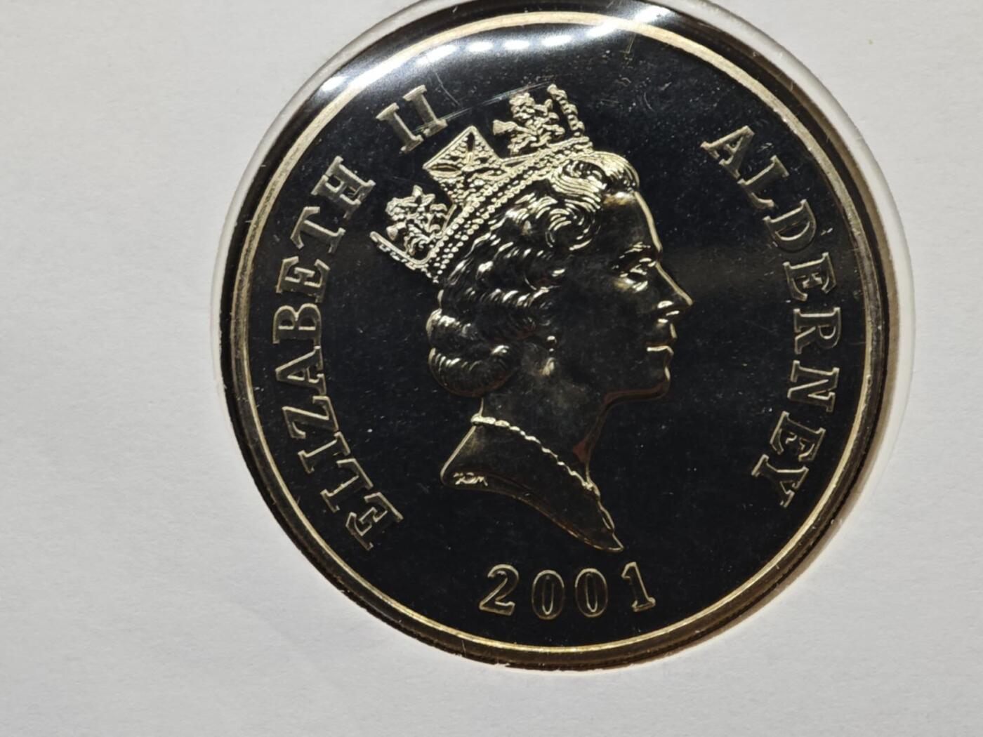 【淘币小摊】限时拍第八百六十二拍  克朗币邮币封场  满百包邮可预留两周  周一统一发货  奥尔德尼2001年女王75周岁5镑纪念币邮币封