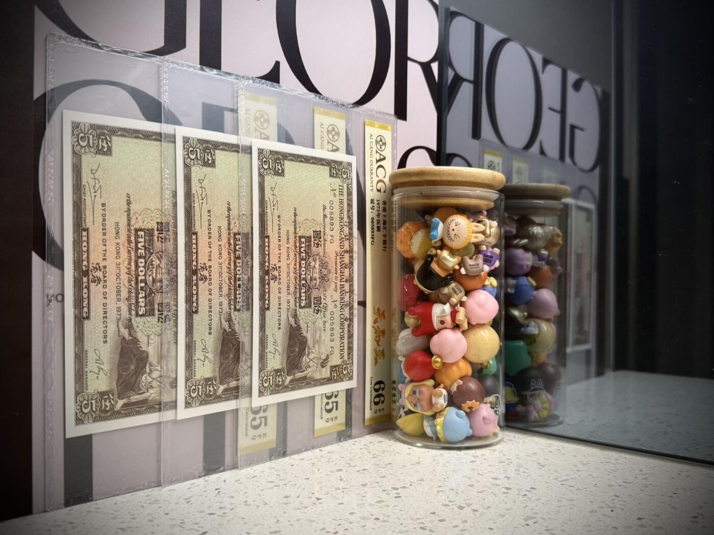 【乾奕收藏】出1973年香港上海汇丰银行伍圆3连号，爱藏金标65E-66E，带天马王，金马王靓号，，品相难得，保存状态很好，收藏价值高，喜欢的老板不要错过，包邮发货，评级币一切以分数为准，售出非假不退