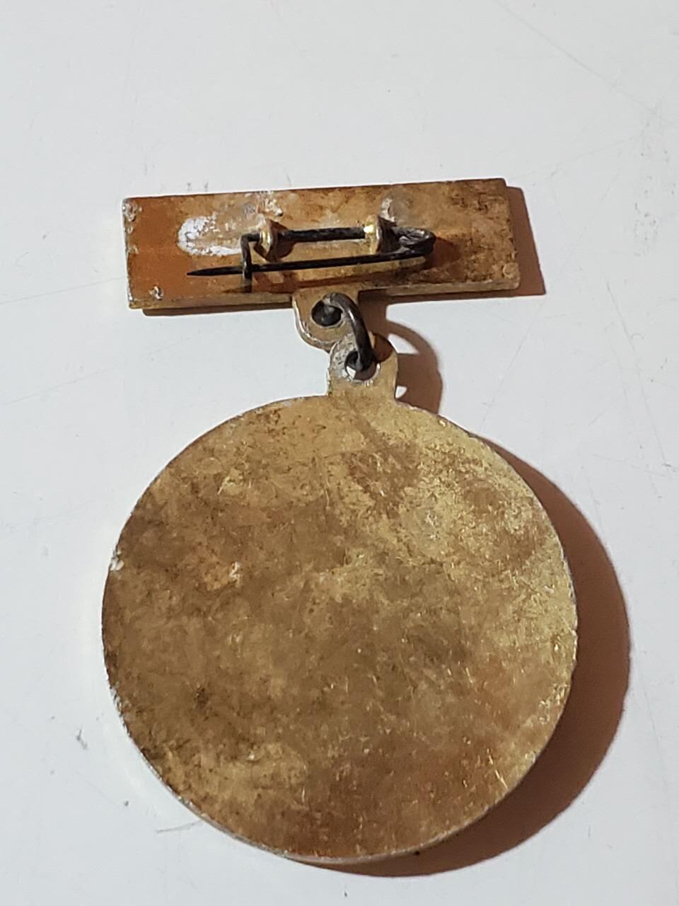 韵星假日军品类拍卖第三十九期暨默多克中校夫妇专场 -- Rimey Holidays Militaria Auction 39 & The Modoks Collection  越南南方共和国（越共）先锋战士奖章 越共颁发的几大战士称号奖章之一 后不再颁发