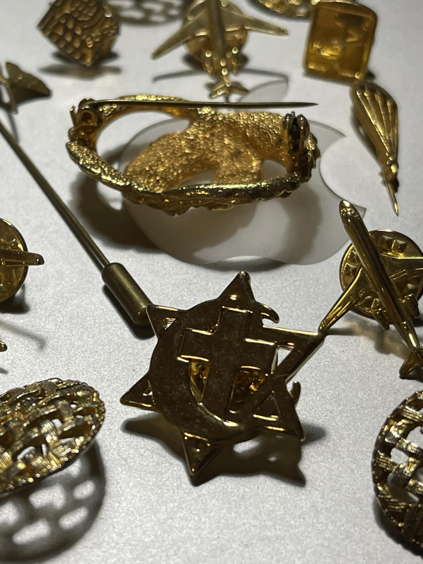 法国金色伞降飞机扣子亚伯拉罕三教犹太天主基督穆斯林和谐徽章胸针一套出（可交换朝鲜苏联章）