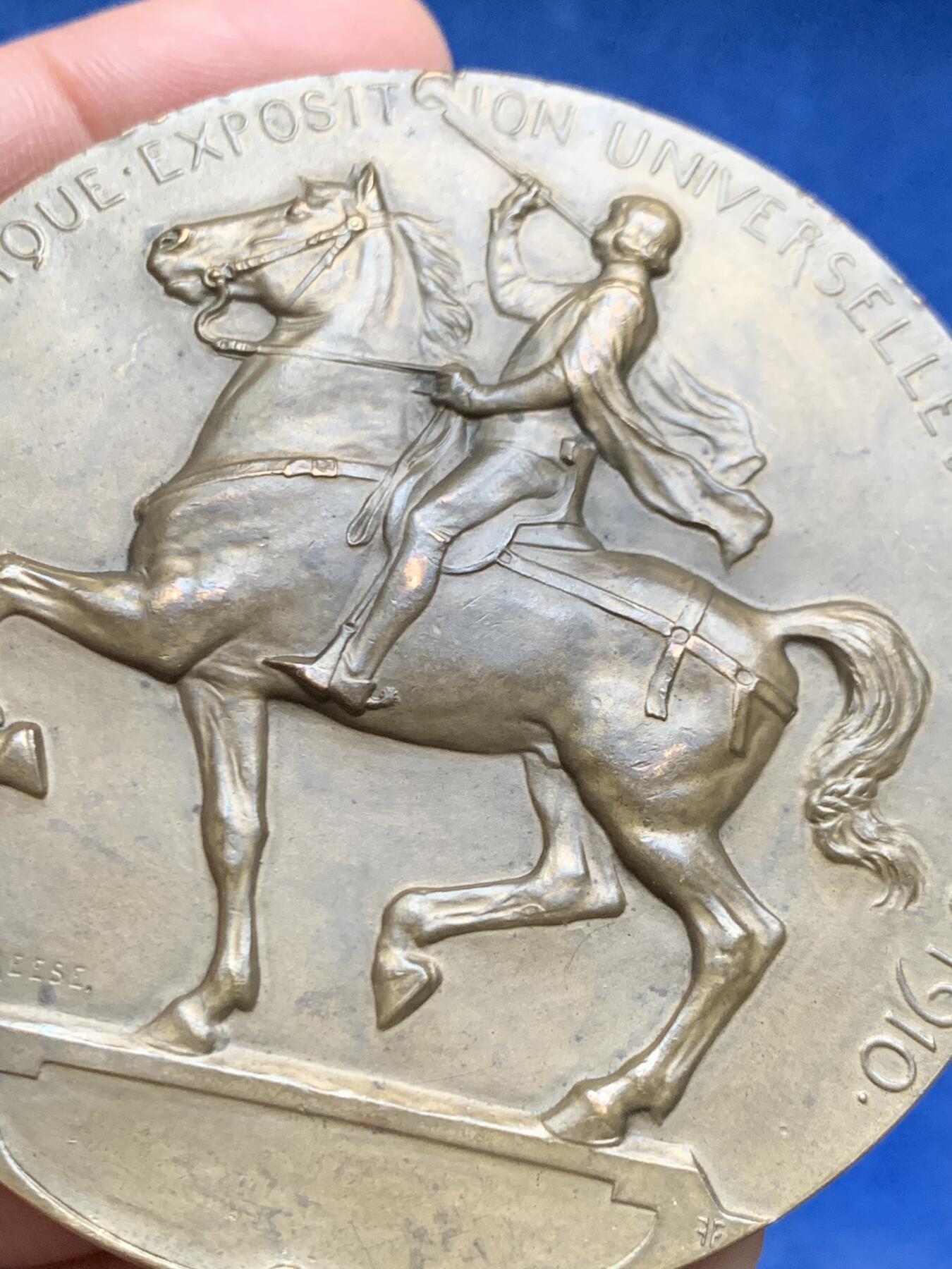 《竞宝斋》第463-465场 周日，周一，周二，3场连拍 （全场包邮）欢迎送拍 比利时新艺术大铜章【1910年布鲁塞尔世博会】大师Devreese，百年古董原版。直径：69.8mm，重量：126.3g，比利时名章，世博题材名章，大师Devreese代表作之一。实物精美