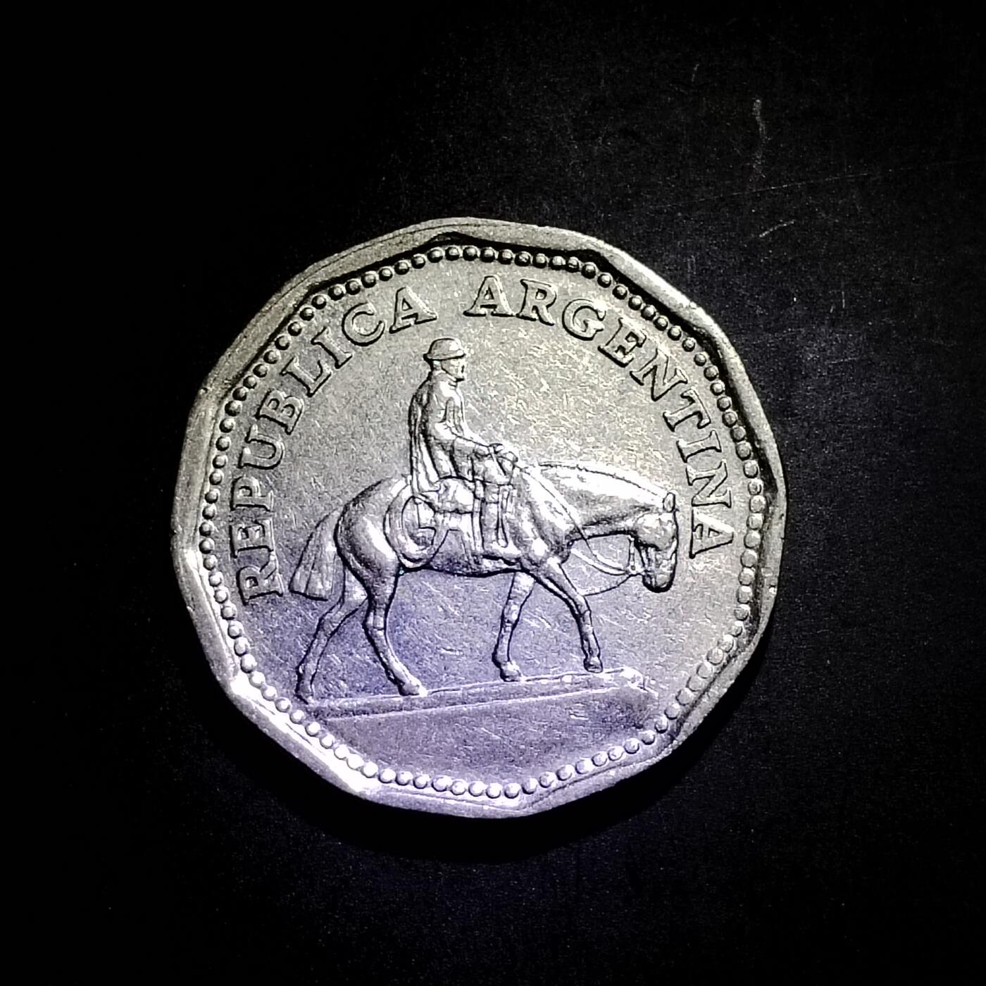 阿根廷1963年10比索 南美牛仔 十二边形镀镍钢币 硬币 23.6mm8514