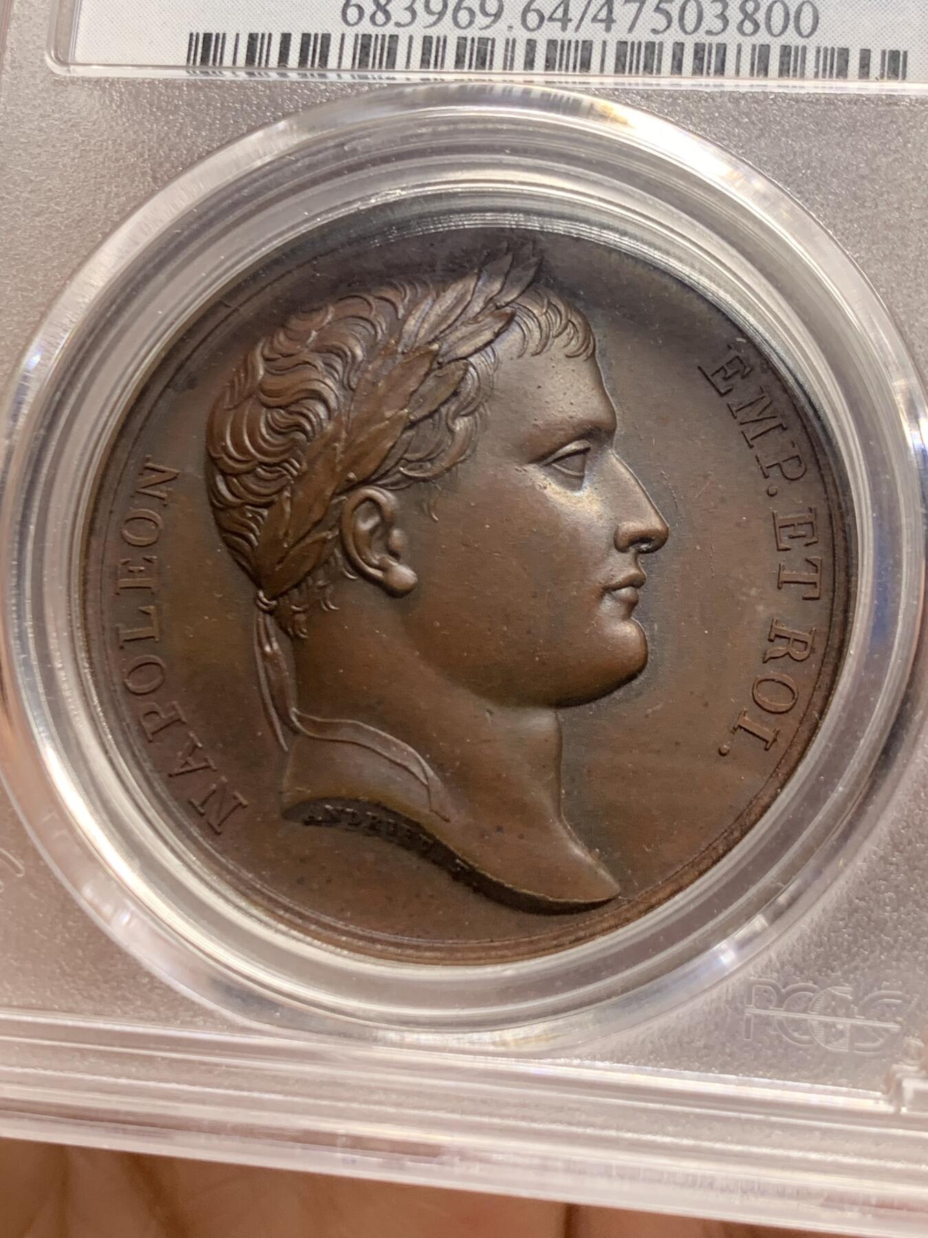 《竞宝斋》第463-465场 周日，周一，周二，3场连拍 （全场包邮）欢迎送拍 PCGS SP64 亚军分 法国1805年拿破仑一世吞并利古里亚原铸铜章 巴黎造币厂 巧克力包浆 左边拿破仑身穿古罗马元老院服饰cos凯撒，接受右边着罗马将军长袍的利古里亚首领低头屈服，两侧饰有象征性的鹰和船头，记录着拿皇攻城略地的丰功伟绩，衣服缕缕毕现生动刻画，人像稀少品种，加厚盒，标签可晃动。仅一枚更高分