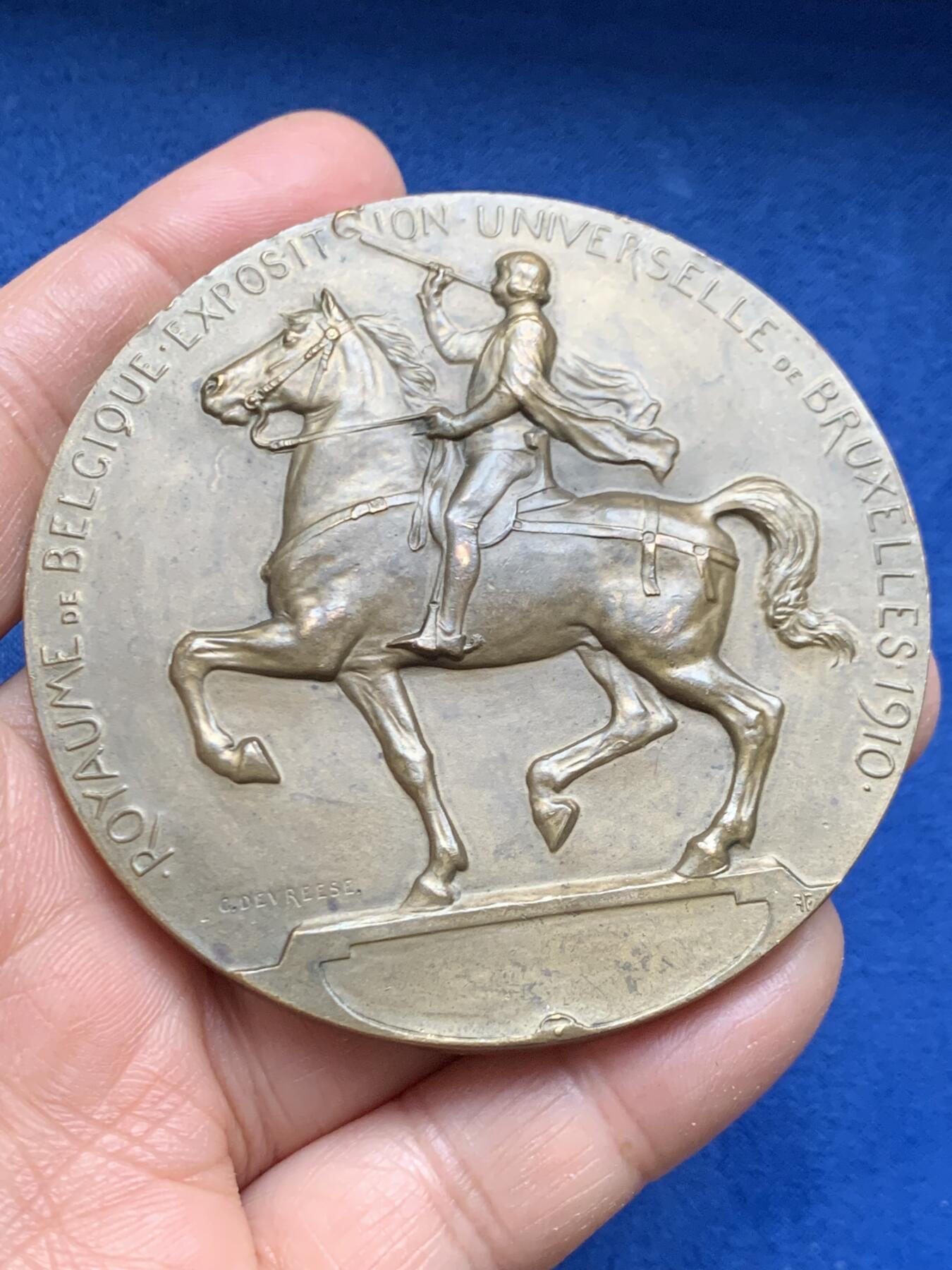 《竞宝斋》第463-465场 周日，周一，周二，3场连拍 （全场包邮）欢迎送拍 比利时新艺术大铜章【1910年布鲁塞尔世博会】大师Devreese，百年古董原版。直径：69.8mm，重量：126.3g，比利时名章，世博题材名章，大师Devreese代表作之一。实物精美