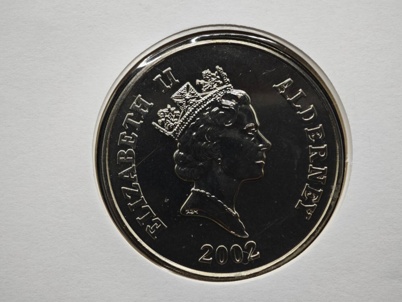 【淘币小摊】限时拍第八百六十二拍  克朗币邮币封场  满百包邮可预留两周  周一统一发货  奥尔德尼2002年女王登基金禧5镑纪念币邮币封