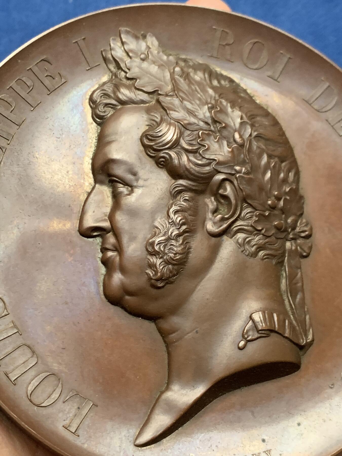 《竞宝斋》第463-465场 周日，周一，周二，3场连拍 （全场包邮）欢迎送拍 1842年法国波旁复辟时期路易-腓力一世铁路法确立纪念超大铜章 带原配木盒保存 过手最大的冲压章  实物非常震撼 品相保存极好 值得收藏 581.2克 111mm 船首铜标