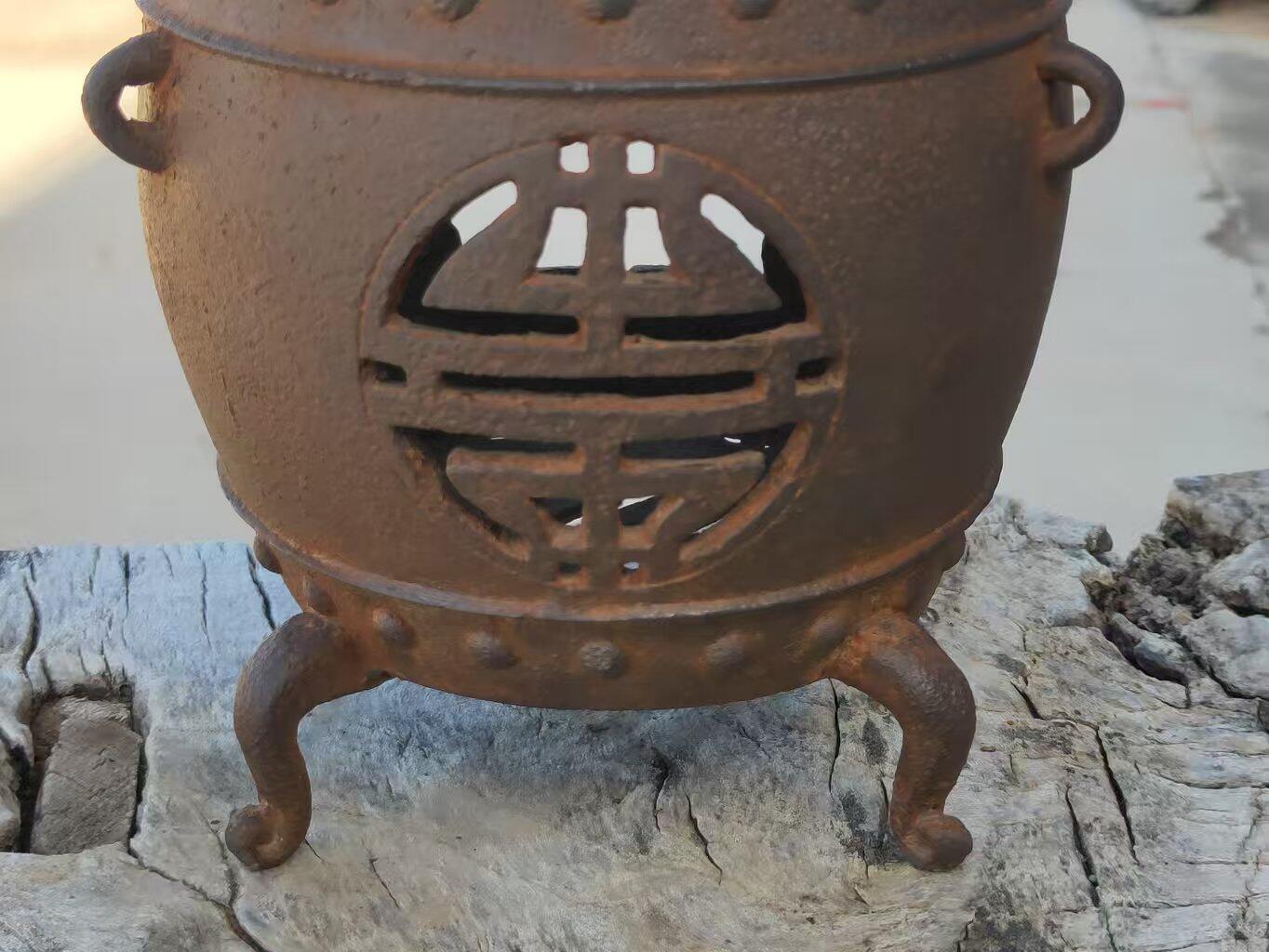 晚清，铸铁制造，千秋如意，福寿一体小茶炉一件。形壮象个鼓，并且上下两趟鼓钉，顶部铸有，千秋如意四个字，转圈铸有六个蝙蝠，两个兽头。底部炉条和炉身一体。整体造型美观大气，寓意深远，全品完整无残，包老。 尺寸直径19/高23Cm  重8.1斤