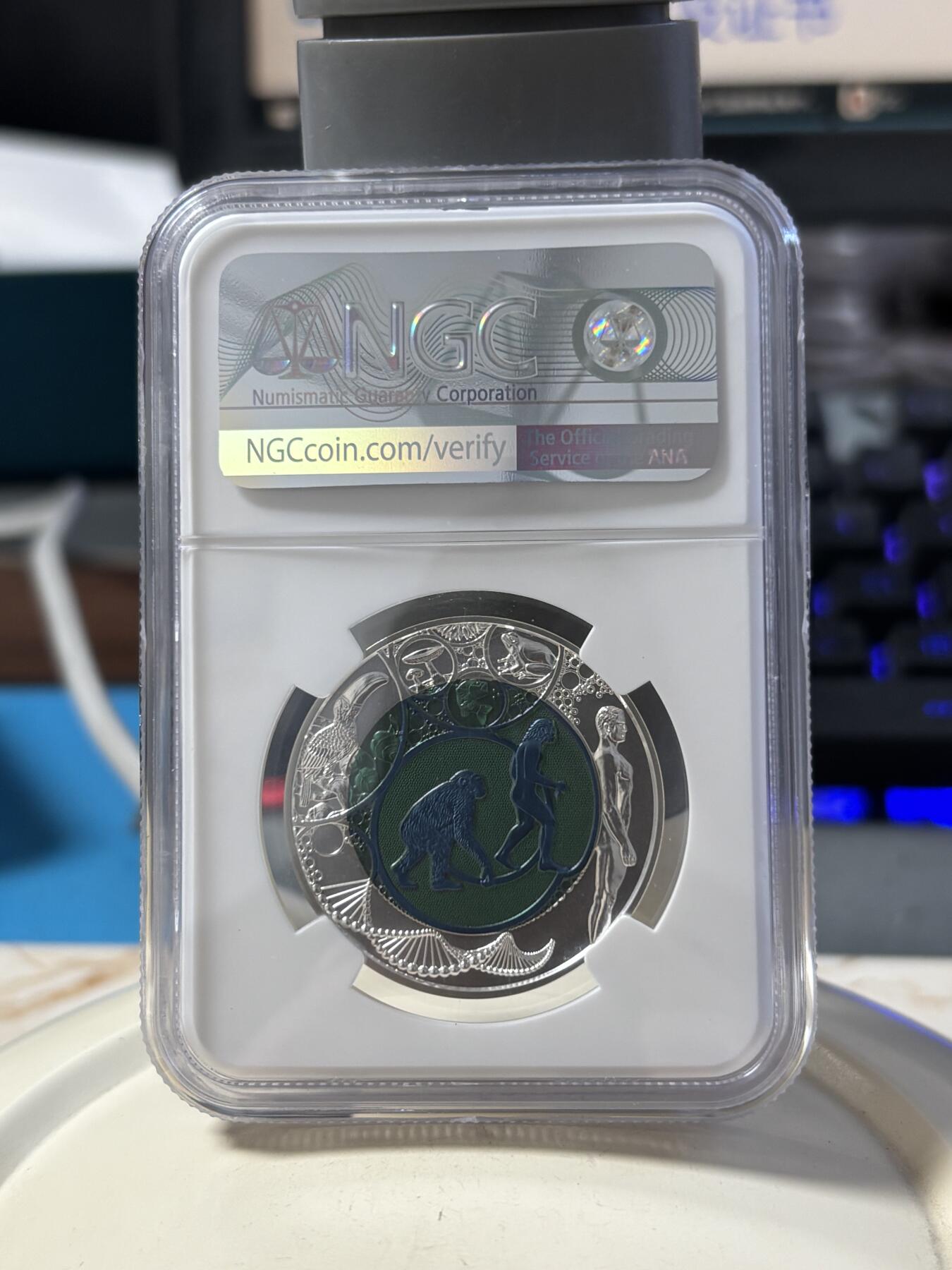 第190期拍卖 获奖奥地利2014进化论铌银镶双色纪念币NGCMS70，900银998铌，重量:10克和7.15克，发行：65000枚