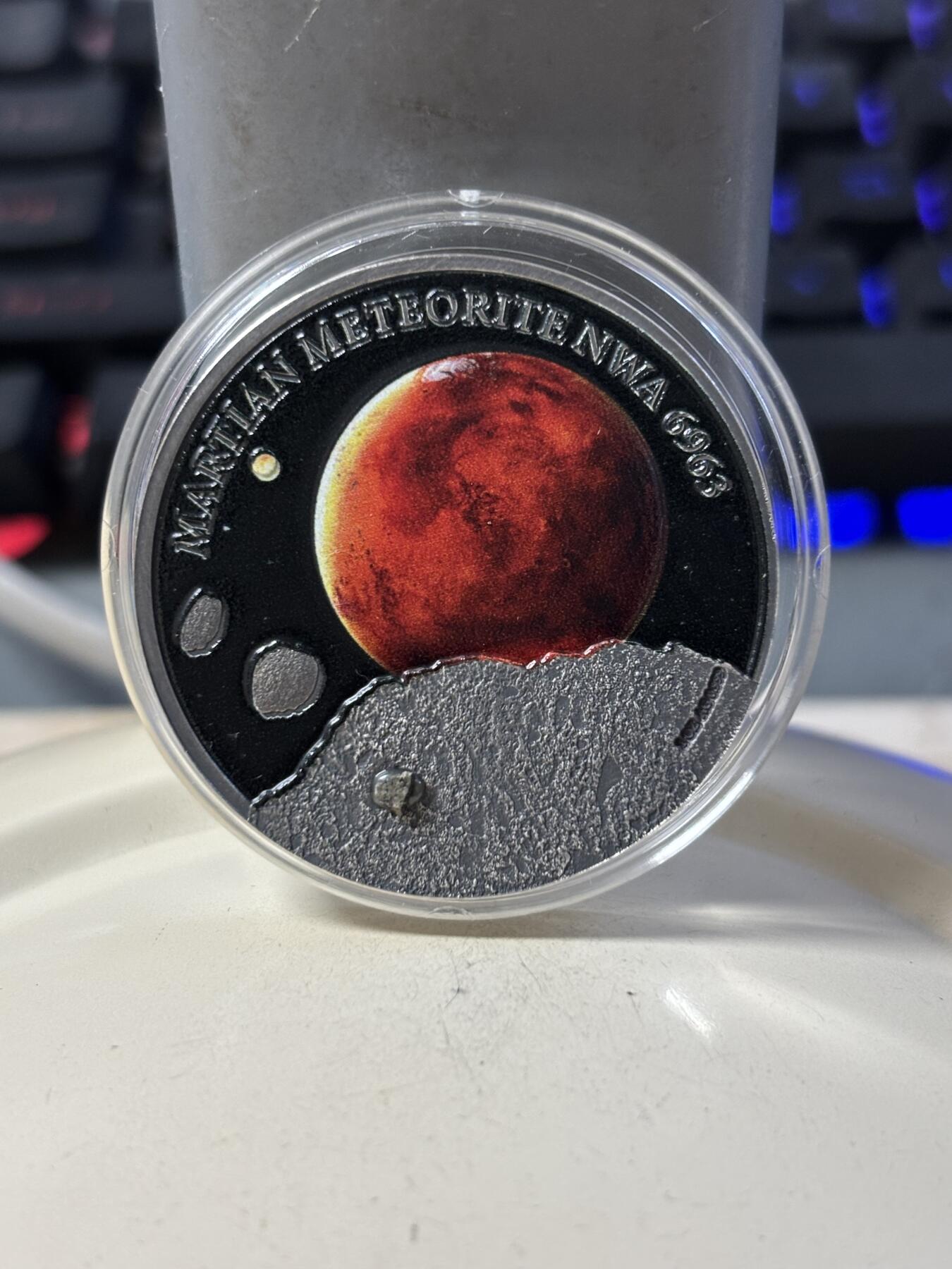 第190期拍卖 纽埃2016年镶嵌NWA6963火星陨石1盎司彩色纪念银币，999银，发行500枚