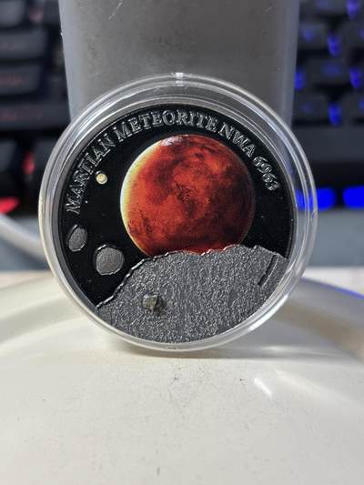 第190期拍卖 - 纽埃2016年镶嵌NWA6963火星陨石1盎司彩色纪念银币，999银，发行500枚