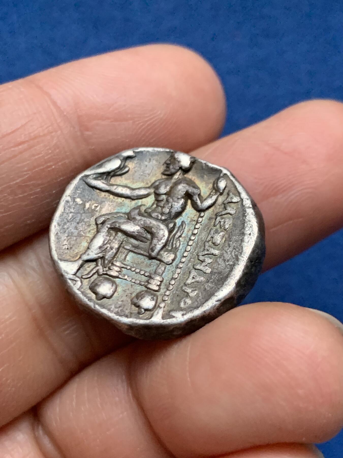 《竞宝斋》第463-465场 周日，周一，周二，3场连拍 （全场包邮）欢迎送拍 炫彩少见 亚历山大型四德拉克马托勒密一世·索特 古希腊公元前317/6年，推罗铸。为托勒密一世.索特(PtolemyISoter)在亚历山大大帝死后担任埃及总督时期所发行，地点为腓尼基的推罗城(Tyre)。正面为赫拉克勒斯头像，头戴象征英雄身份的狮皮;背面为雷神宙斯端坐，左手持权杖，右手托鹰。17.05g，21.9mm