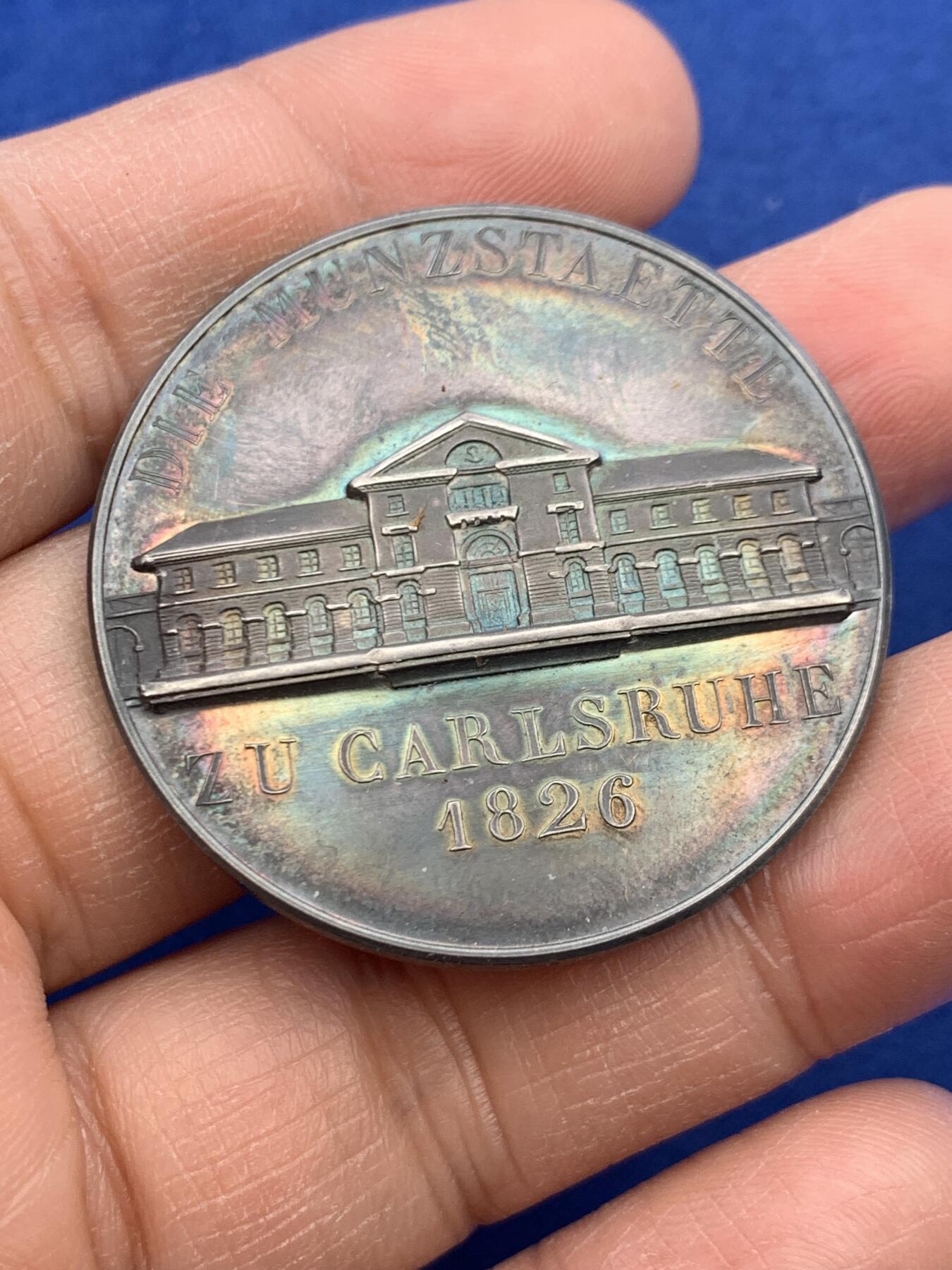 《竞宝斋》第463-465场 周日，周一，周二，3场连拍 （全场包邮）欢迎送拍 德国纪念卡尔斯鲁厄造币厂建成纪念银章 24.75克 40.2mm 好品 带盒