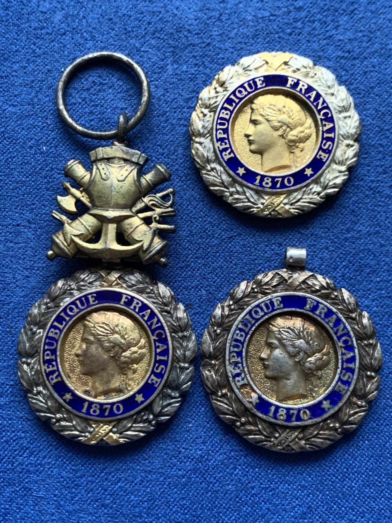 《竞宝斋》第463-465场 周日，周一，周二，3场连拍 （全场包邮）欢迎送拍 三枚一组 法国军事功勋勋章章头 带950银银标 总重46.3克