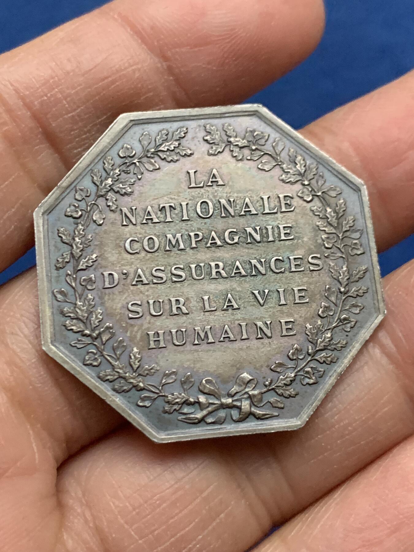 《竞宝斋》第463-465场 周日，周一，周二，3场连拍 （全场包邮）欢迎送拍 法国人寿保险公司银质八角代币 2枚装原装皮盒套装 出厂品相 皇家保险银质奖章 正面中央铭文