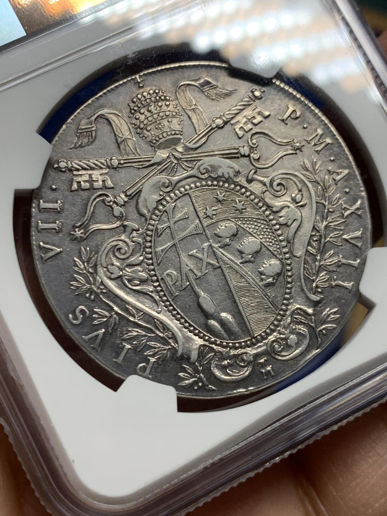 《竞宝斋》第463-465场 周日，周一，周二，3场连拍 （全场包邮）欢迎送拍 NGC XFD 意大利 教皇国 1816年 1斯库多 银币 精美云端圣母题材 细节不错 爱不释手的一枚 少见品种