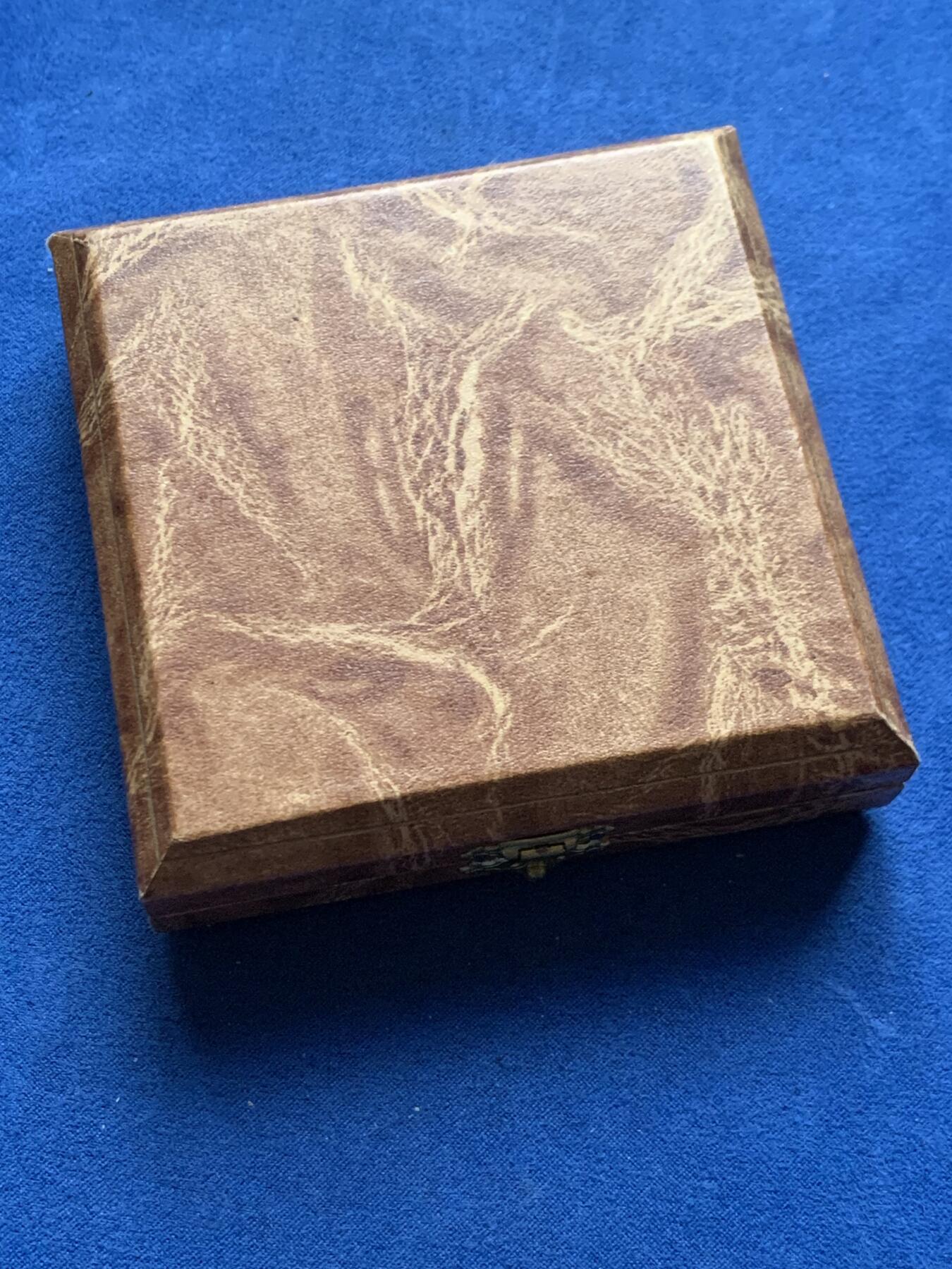 《竞宝斋》第463-465场 周日，周一，周二，3场连拍 （全场包邮）欢迎送拍 法国著名的山泉小镇维希市城市镀银铜章，雕刻画面是著名的古典油画《泉》。无边铭，直径61mm，重量98.2g，品相很美，带原盒