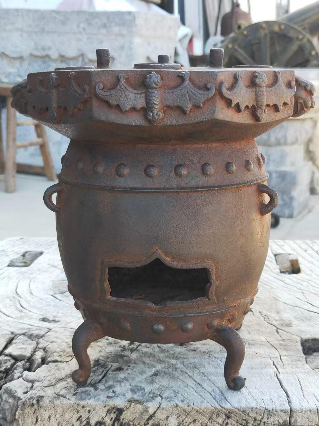 晚清，铸铁制造，千秋如意，福寿一体小茶炉一件。形壮象个鼓，并且上下两趟鼓钉，顶部铸有，千秋如意四个字，转圈铸有六个蝙蝠，两个兽头。底部炉条和炉身一体。整体造型美观大气，寓意深远，全品完整无残，包老。 尺寸直径19/高23Cm  重8.1斤