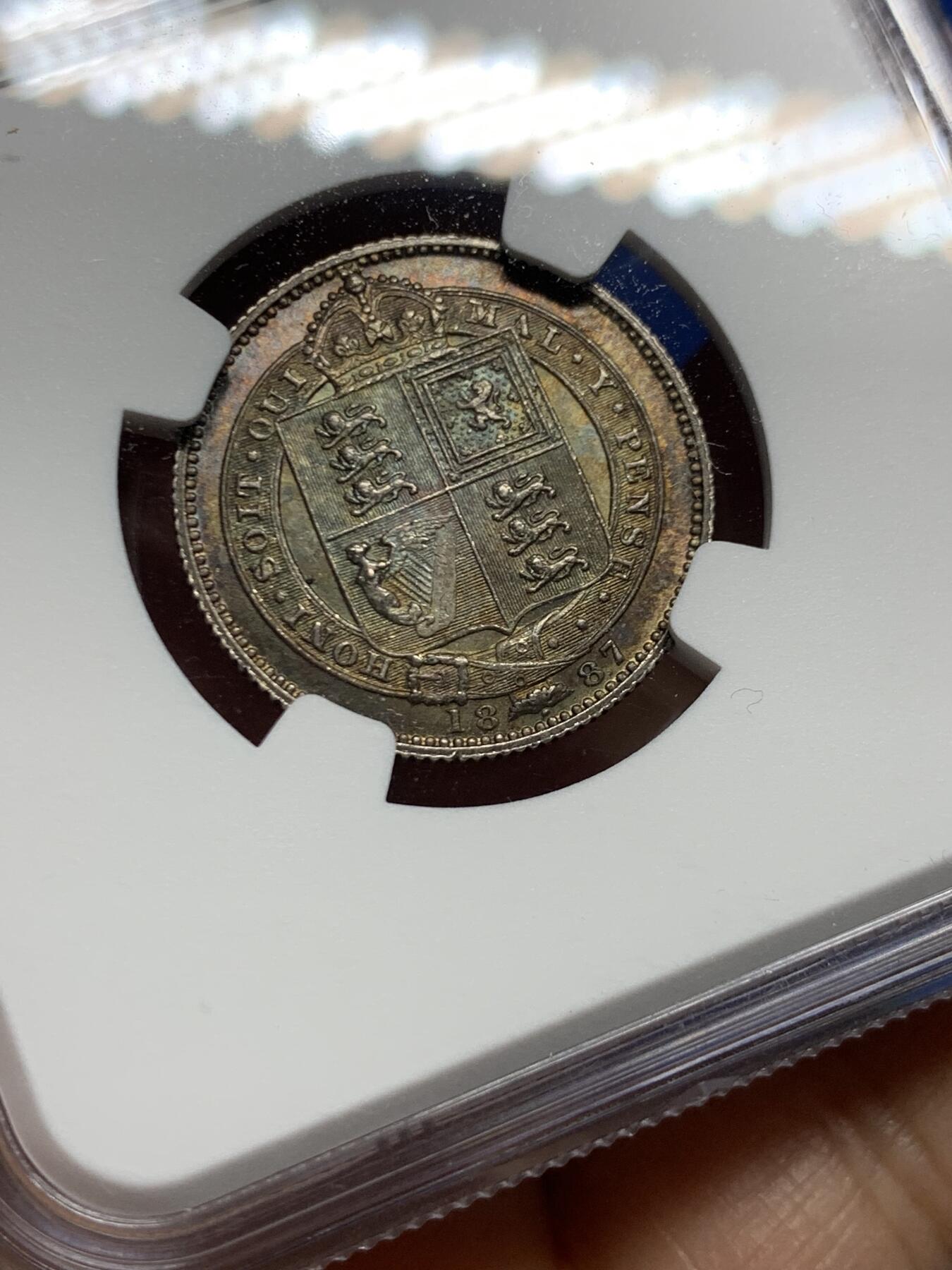 《竞宝斋》第463-465场 周日，周一，周二，3场连拍 （全场包邮）欢迎送拍 NGC MS63 英国1887年 维多利亚女王1先令银币。百年库藏。长期储存形成的欧洲五彩包浆，双面色泽皆美丽动人，63里的极品，姹紫嫣红。