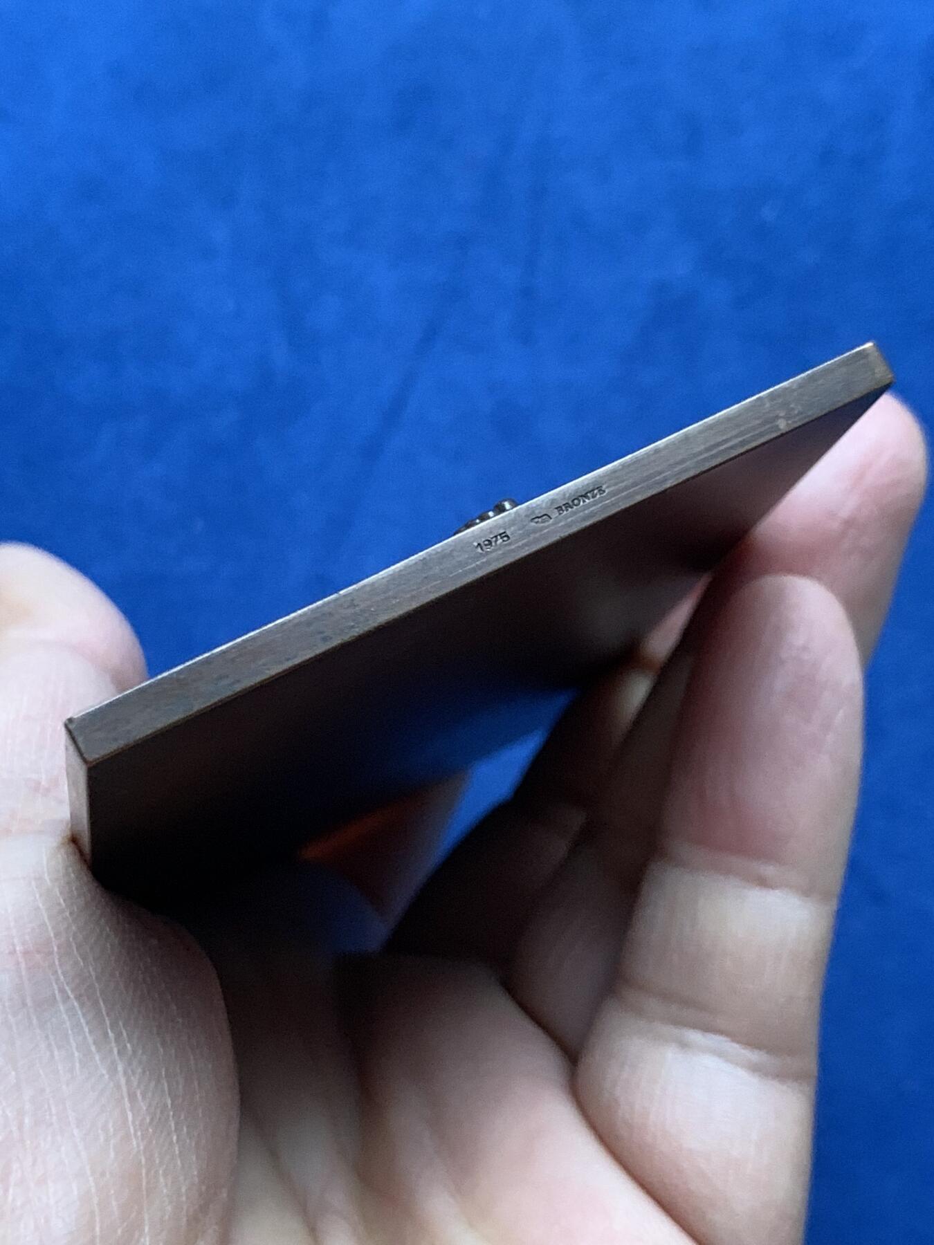 《竞宝斋》第463-465场 周日，周一，周二，3场连拍 （全场包邮）欢迎送拍 大版法国唯美少女铜章 新艺术时期浪漫主义清凉章 巴黎铸币厂铸造为1975年法国古董汽车俱乐部Tacot'sClubGascon纪念发行。呈现了一幅优雅而浪漫的艺术场景，描绘一位女性与天鹅的互动，女性形象充满古典美感，背景细节刻画精致，天鹅象征纯洁与优雅，整体充满艺术气息。 243g，100x61mm