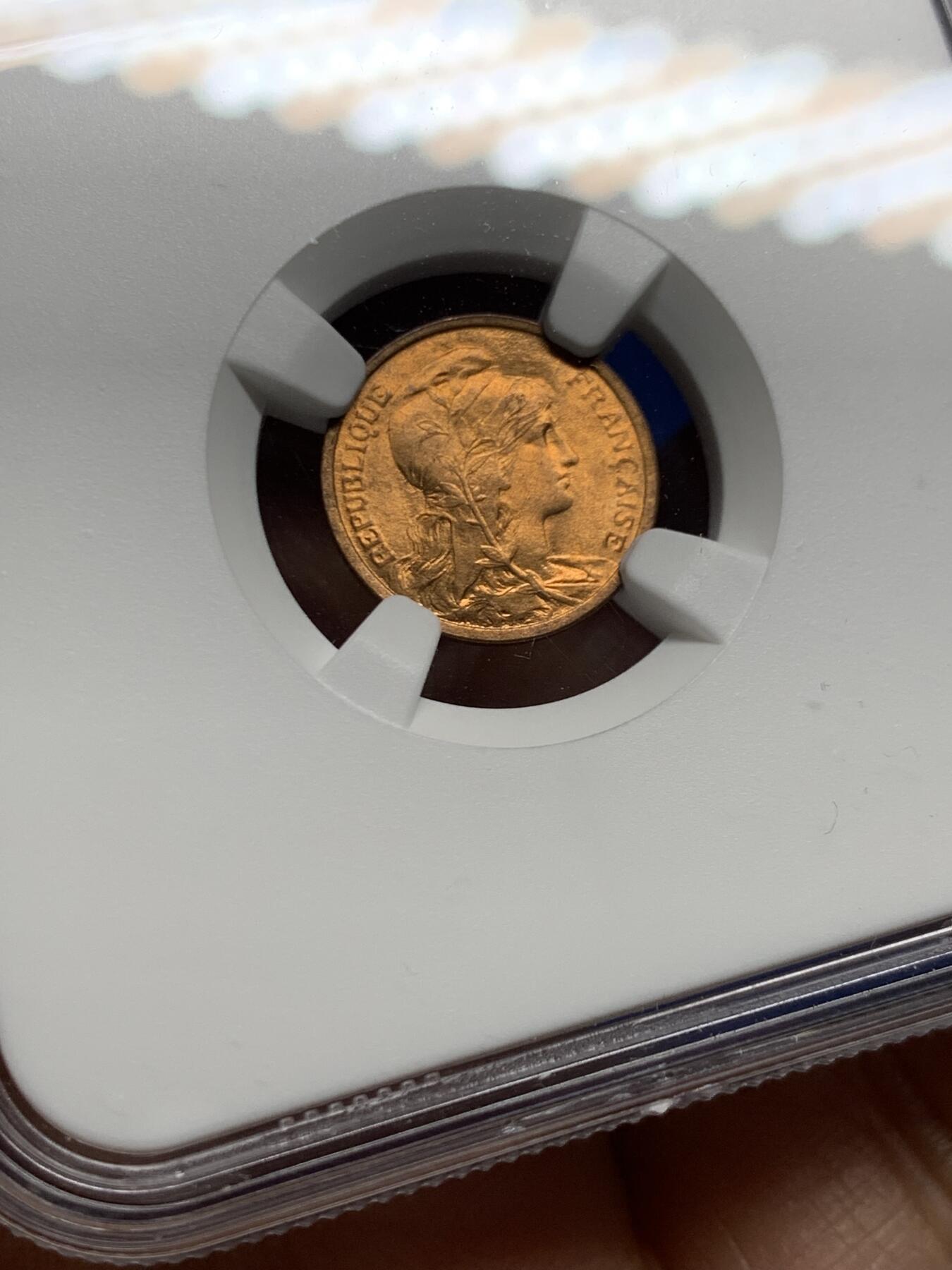 《竞宝斋》第463-465场 周日，周一，周二，3场连拍 （全场包邮）欢迎送拍 NGC MS65RB 法国1908年玛丽安娜头像1生丁铜币，来自拍行的小批量库存，百年来未留下丝毫被岁月侵蚀的痕迹，没有理由的RB，送pc的全给了red，分数也大有低估。