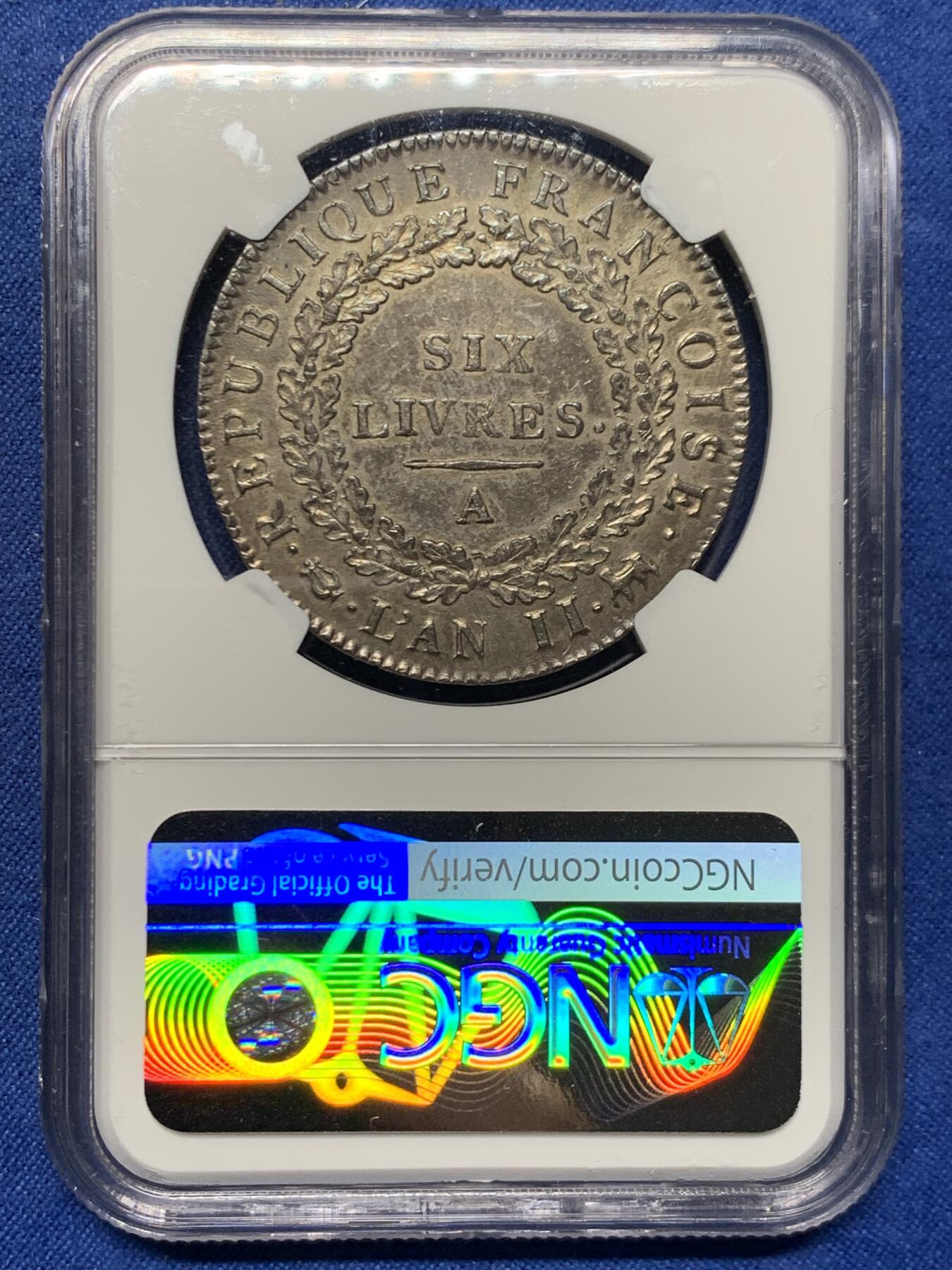 《竞宝斋》第463-465场 周日，周一，周二，3场连拍 （全场包邮）欢迎送拍 热门品种 NGC AU 法国国民公会时期1793年6里弗尔，天使埃居，品相好打制清晰，几乎没有流通磨损，状态很自然。铸造于国民公会时期(1792年9月21日-1795年10月26日)，持续时间很短，留存好品很少，此时路易十六已被斩首，因此正面由站立天使取代路易十六的头像，1793年为共和二年ANlI。天使顶上有一小凹，细节见图。