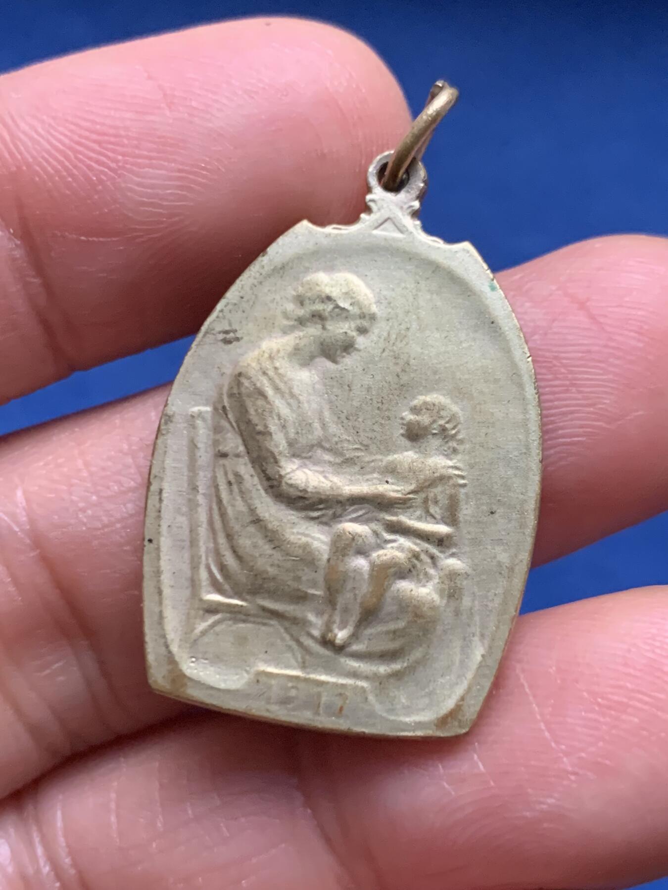 《竞宝斋》第463-465场 周日，周一，周二，3场连拍 （全场包邮）欢迎送拍 1917年比利时妇女与一战孤儿新艺术风格奖章吊坠 由P.Theunis 设计 朦胧的风格 7.2克 21*32mm