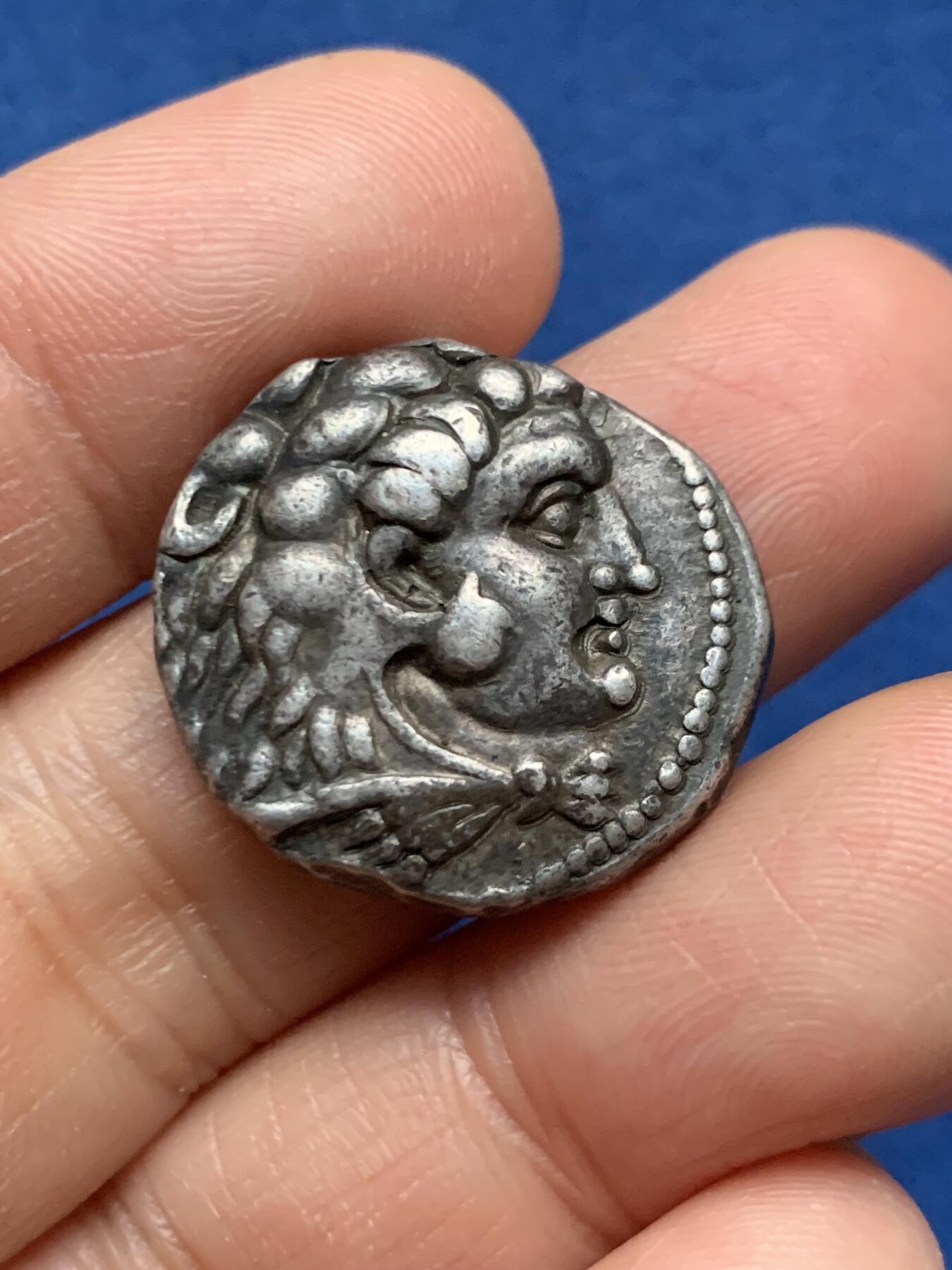 《竞宝斋》第463-465场 周日，周一，周二，3场连拍 （全场包邮）欢迎送拍 炫彩少见 亚历山大型四德拉克马托勒密一世·索特 古希腊公元前317/6年，推罗铸。为托勒密一世.索特(PtolemyISoter)在亚历山大大帝死后担任埃及总督时期所发行，地点为腓尼基的推罗城(Tyre)。正面为赫拉克勒斯头像，头戴象征英雄身份的狮皮;背面为雷神宙斯端坐，左手持权杖，右手托鹰。17.05g，21.9mm